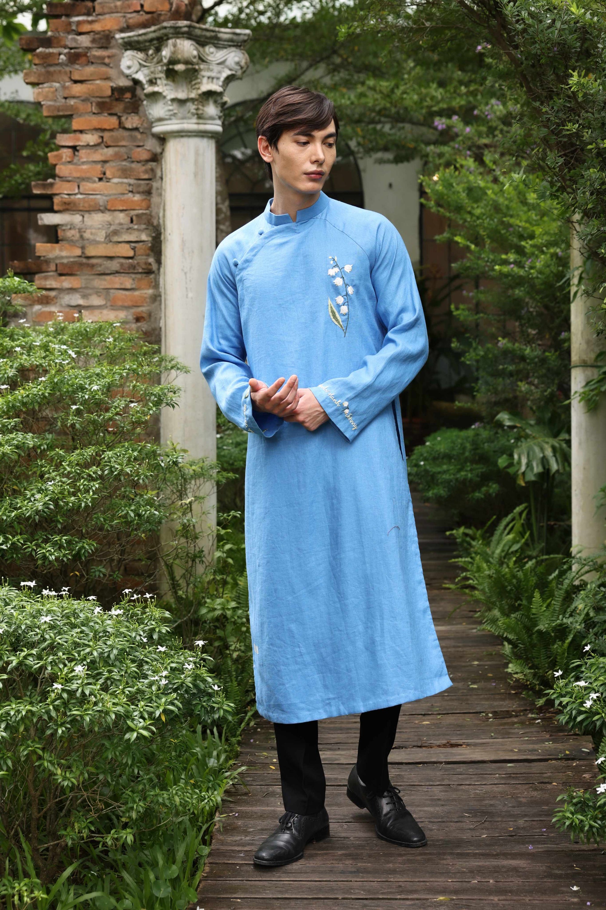 Hand-embroidered linen tunic for men