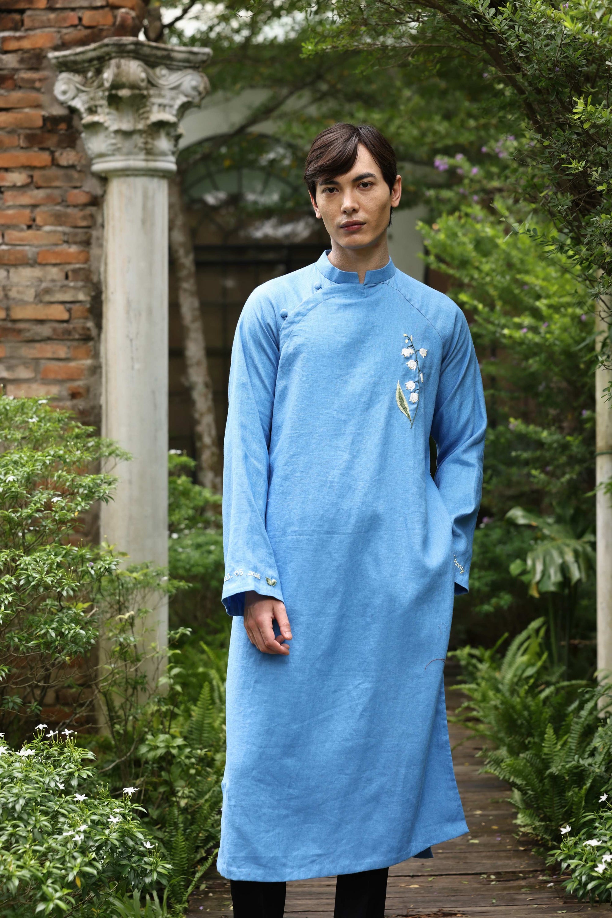 Hand-embroidered linen tunic for men