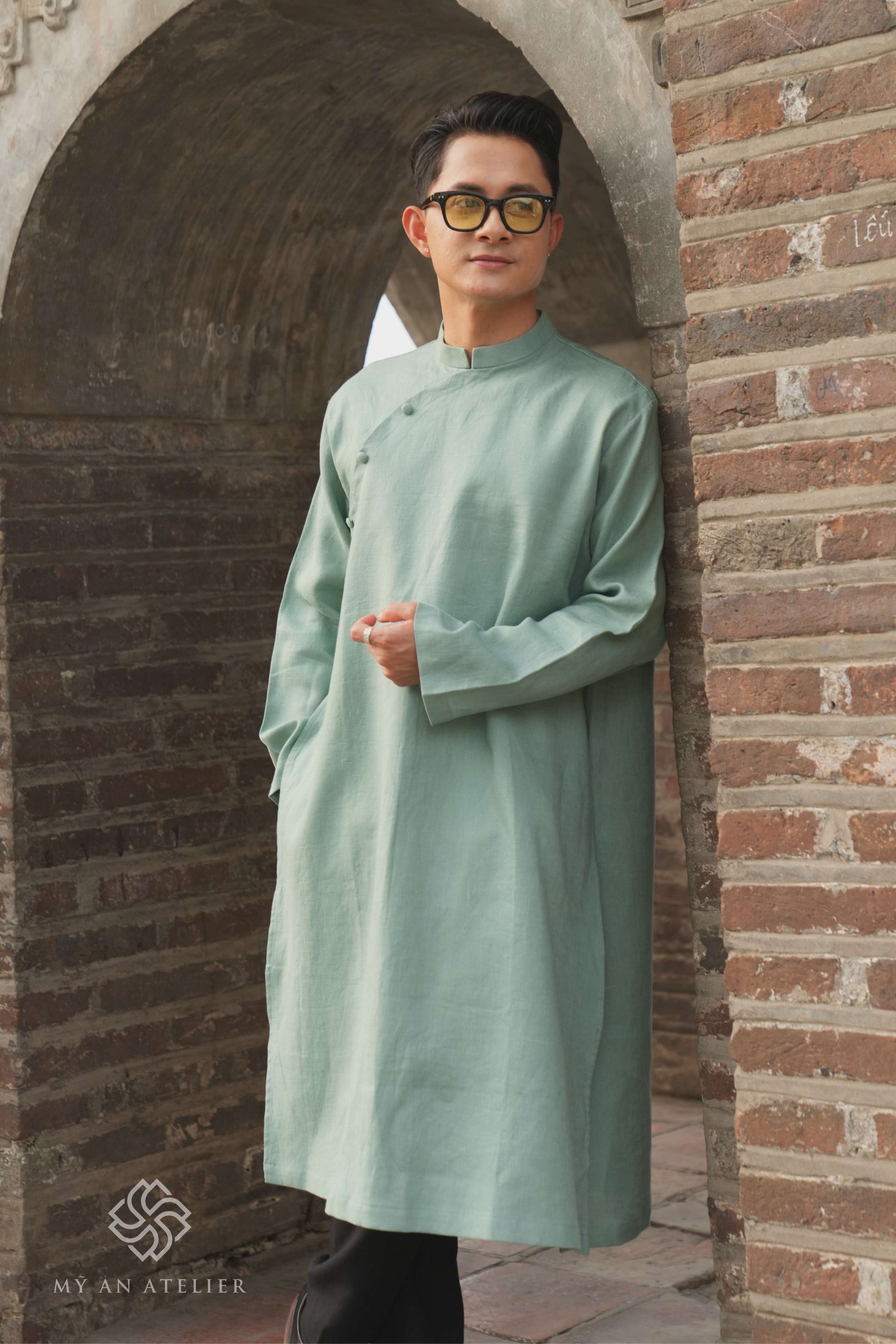 Linen Vietnamese traditional dress men