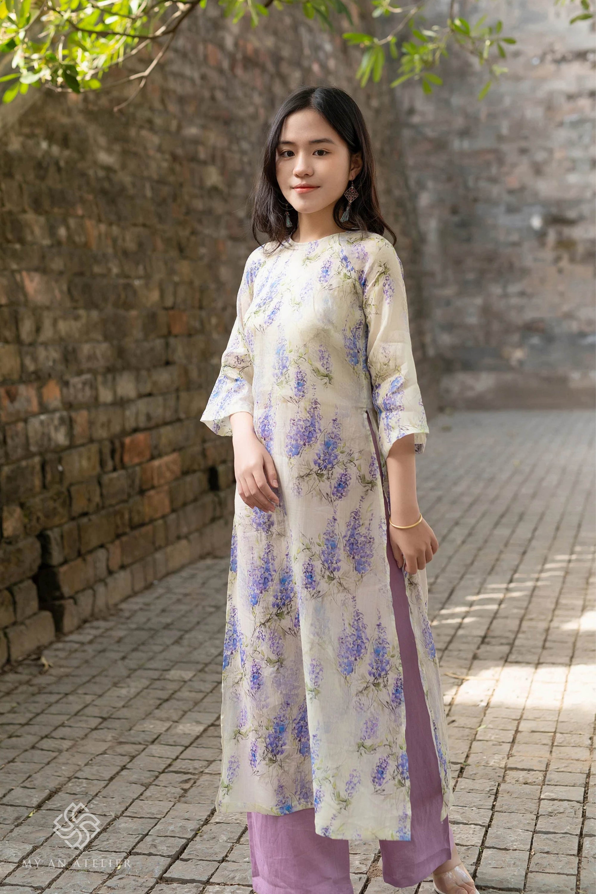 Linen Vietnamese cultural dress