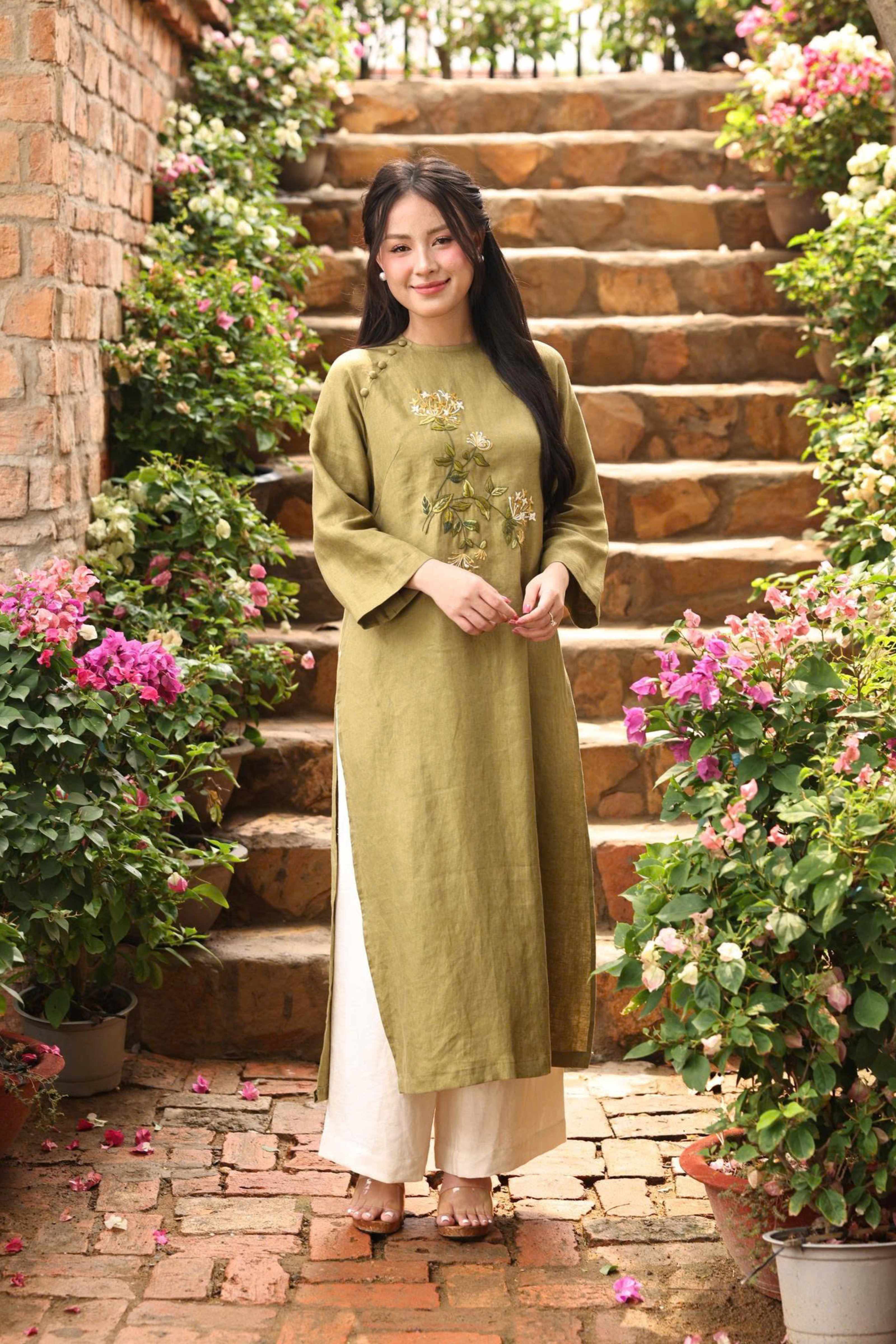 Hand-embroidered linen Vietnamese long dress ELA-01 AO DAI MYAN Hand-embroidered linen Vietnamese long dress ELA-01 AO DAI MYAN