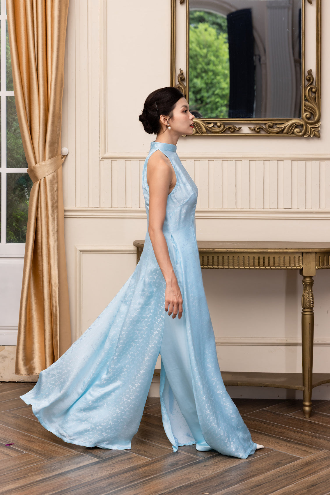 sleeveless Vietnamese silk ao dai