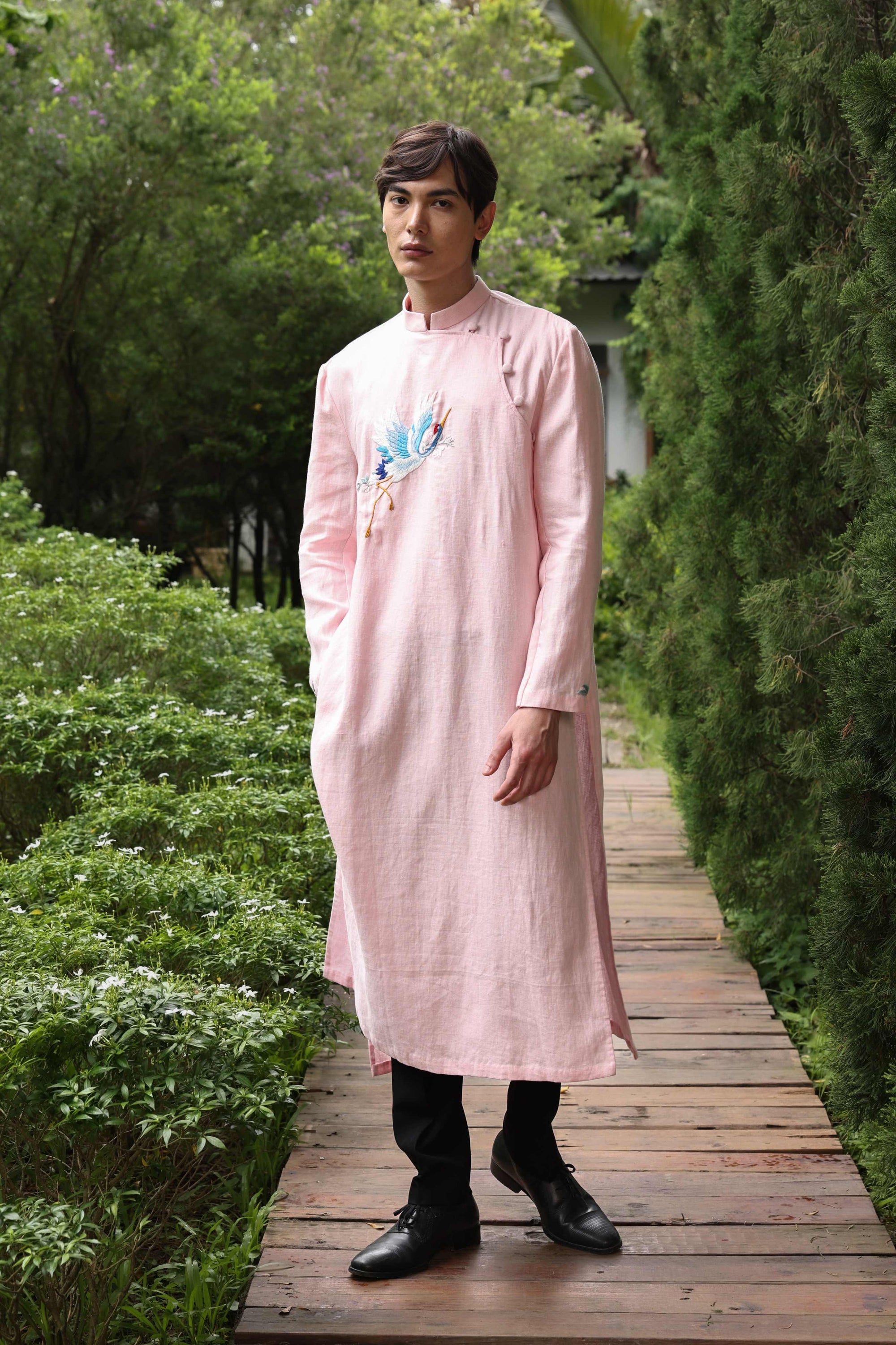 Traditional Vietnamese linen ao dai for men