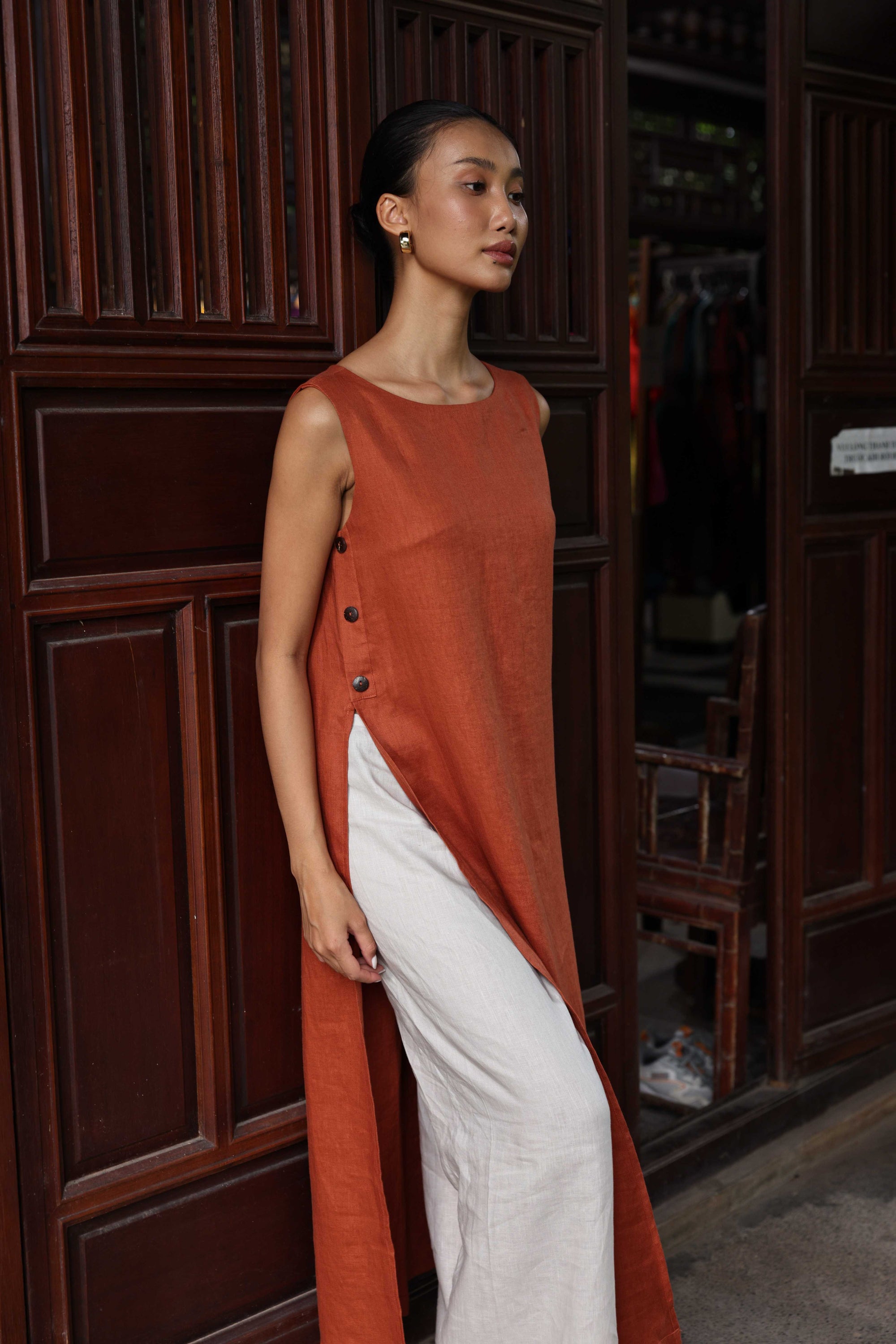 custom sleeveless linen ao dai