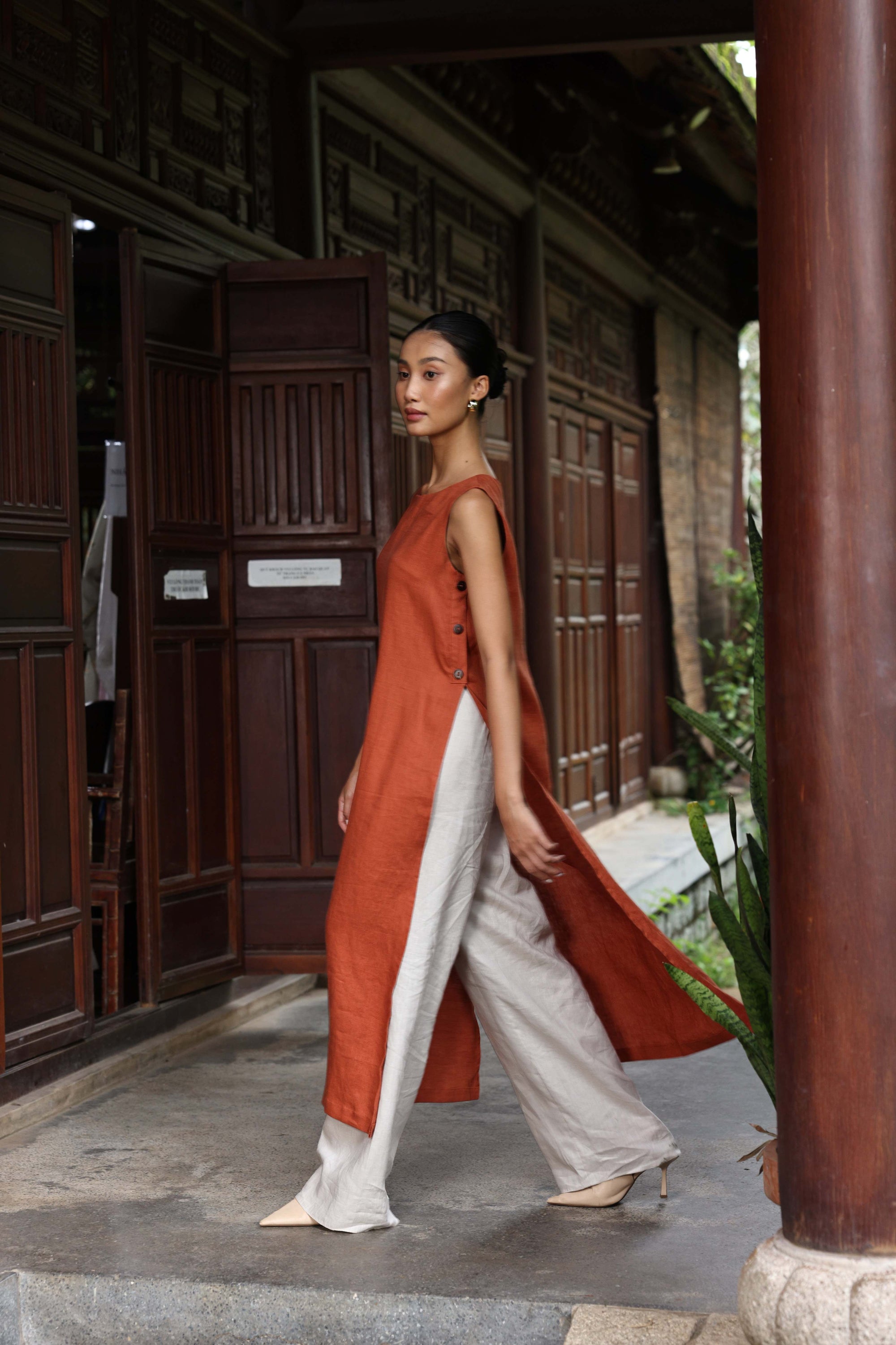 custom sleeveless linen ao dai