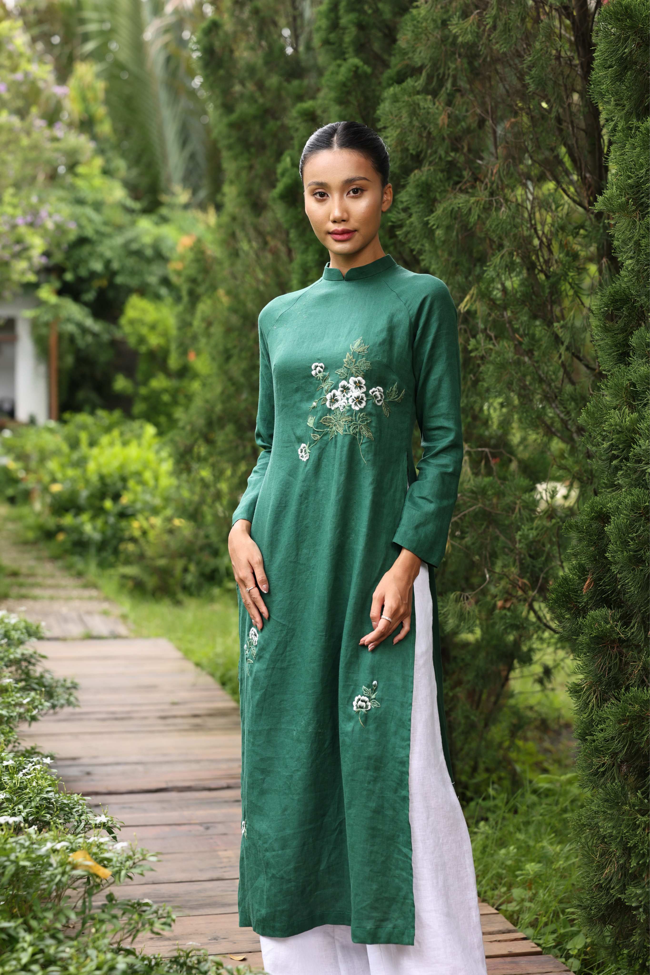 Hand-embroidered traditional linen ao dai ELA-44 – AO DAI MYAN