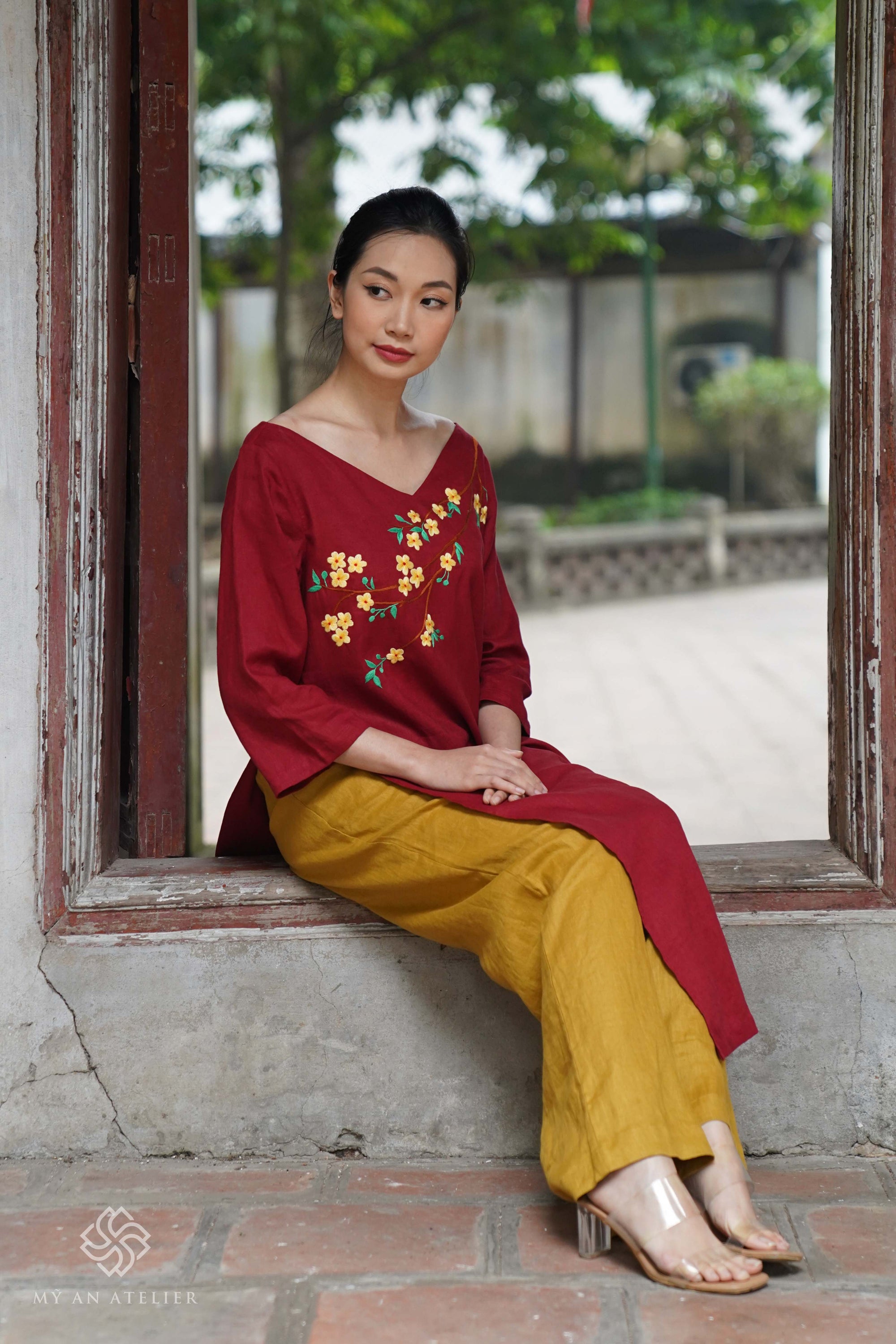 Hand-embroidered V-neck ao dai