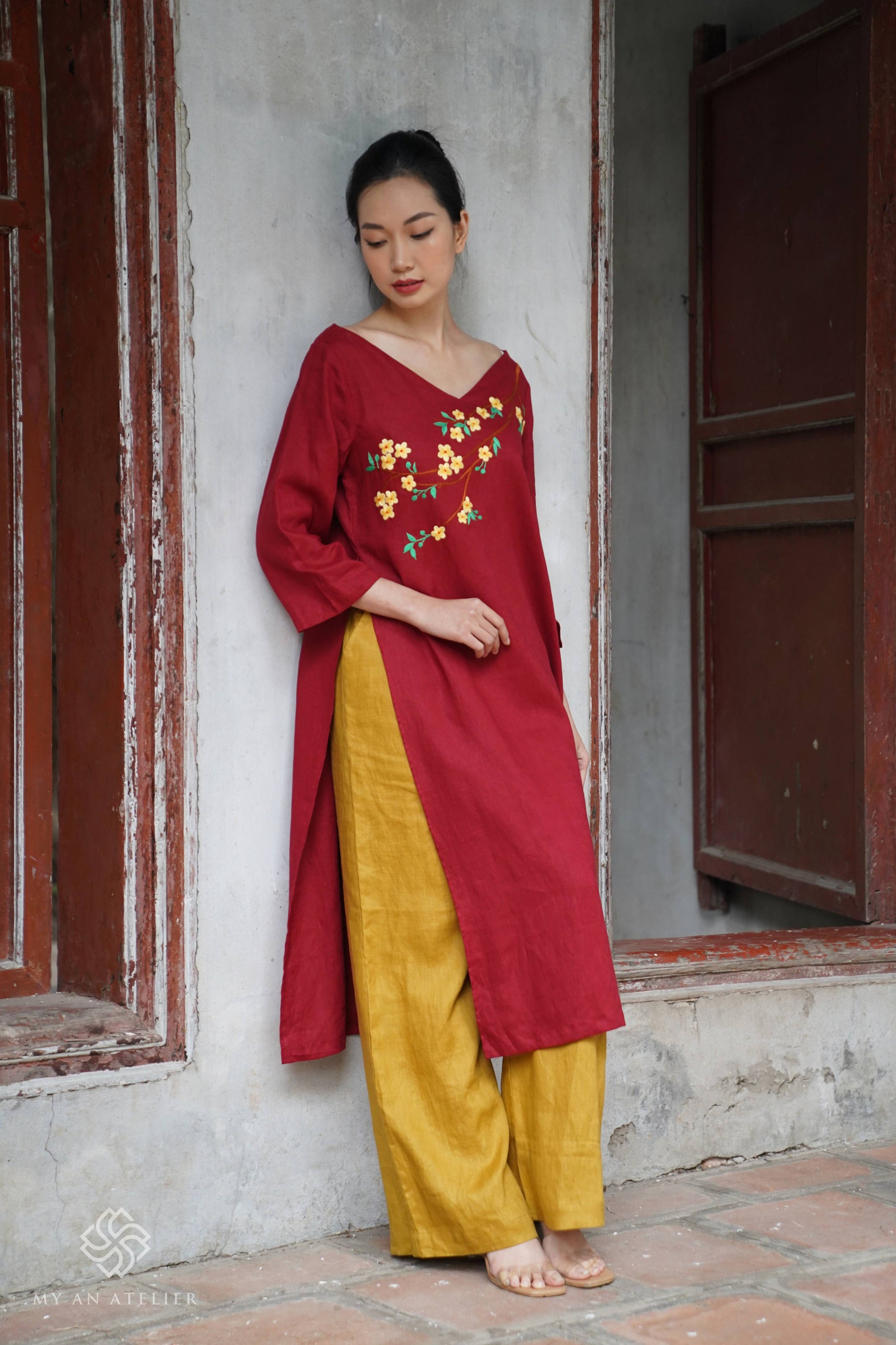 Hand-embroidered V-neck ao dai