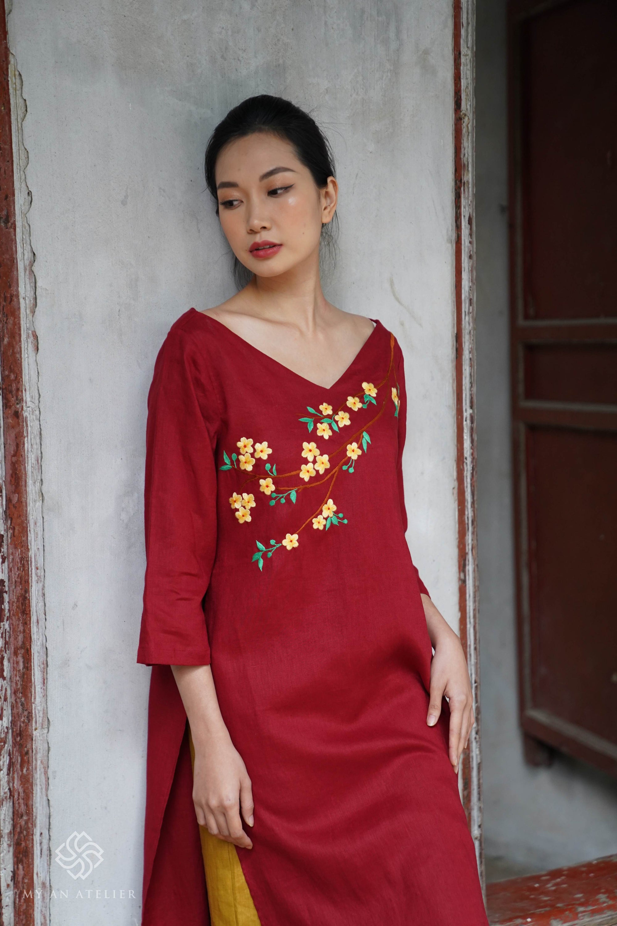 Hand-embroidered V-neck ao dai
