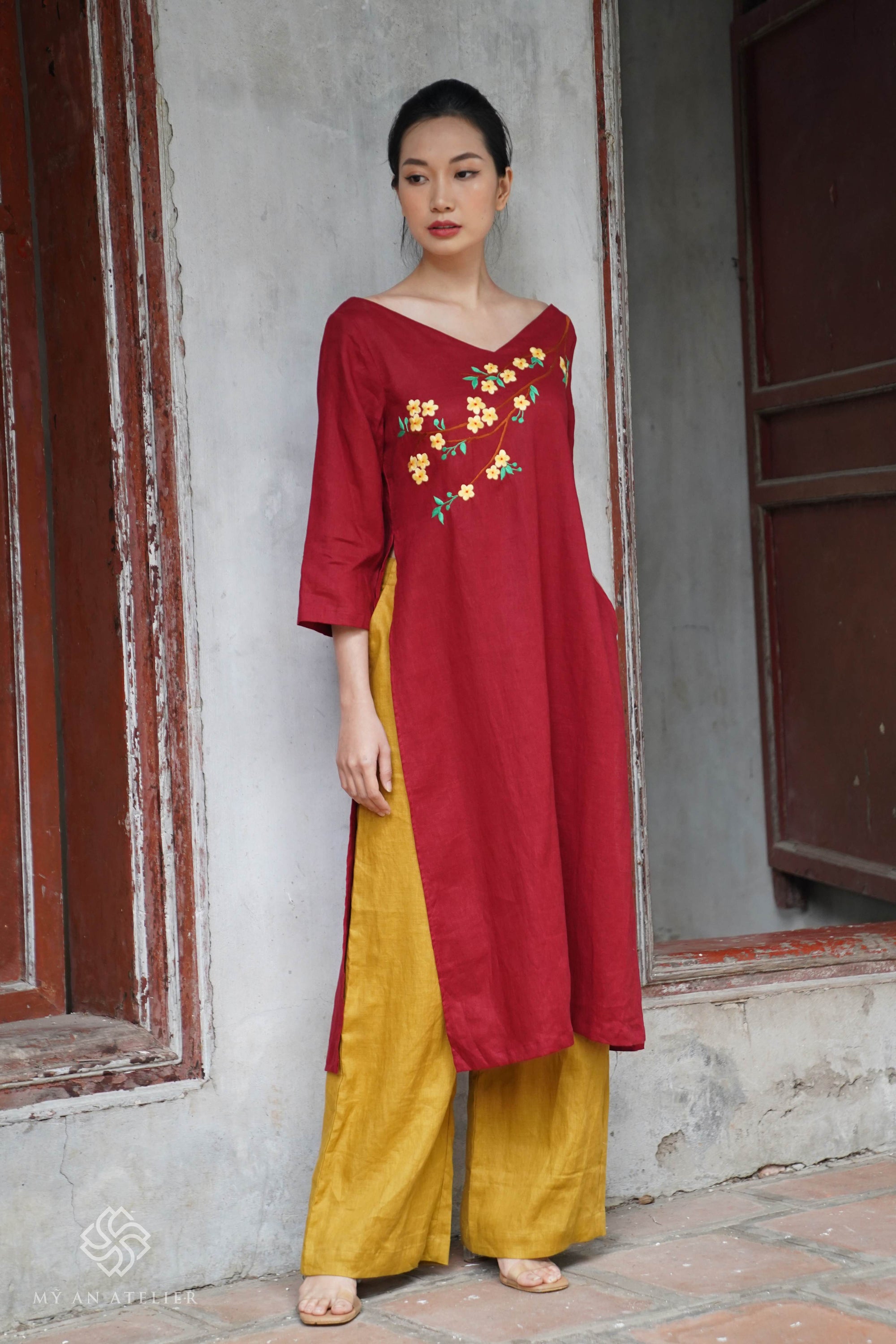 Hand-embroidered V-neck ao dai