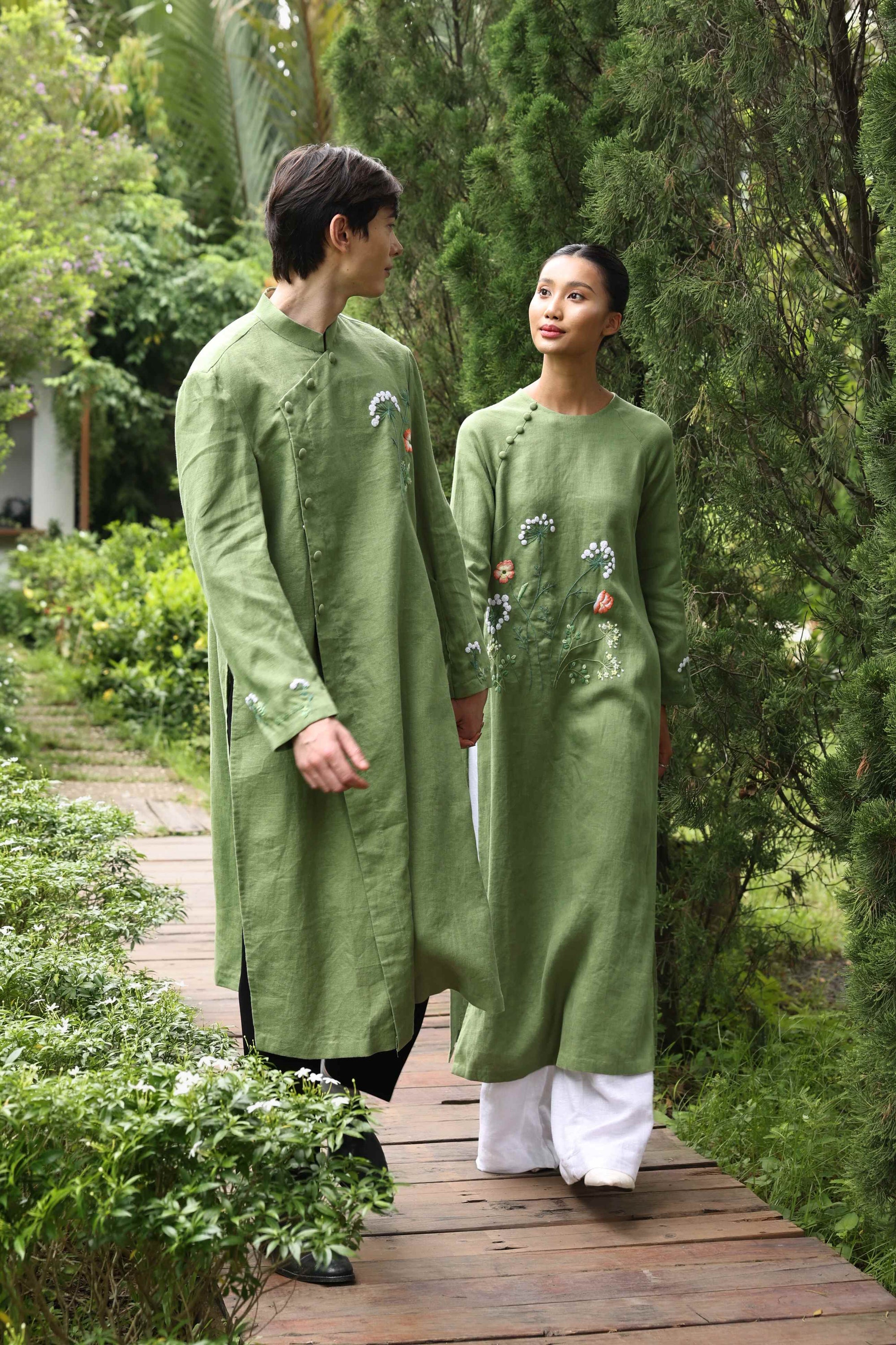 Vietnamese couple ao dai 