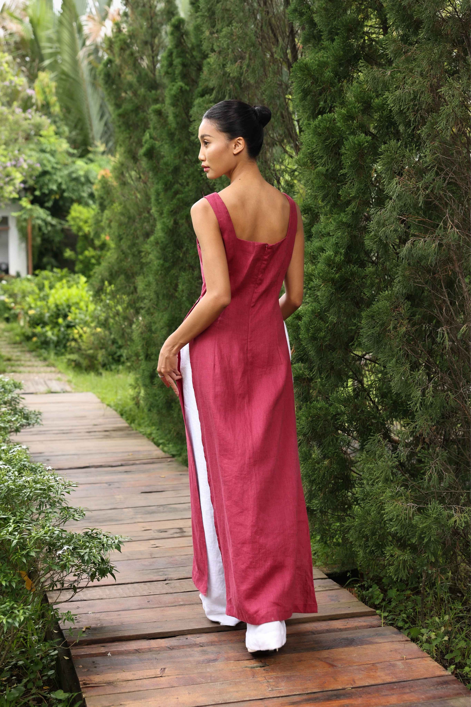 Linen sleeveless Vietnamese dress