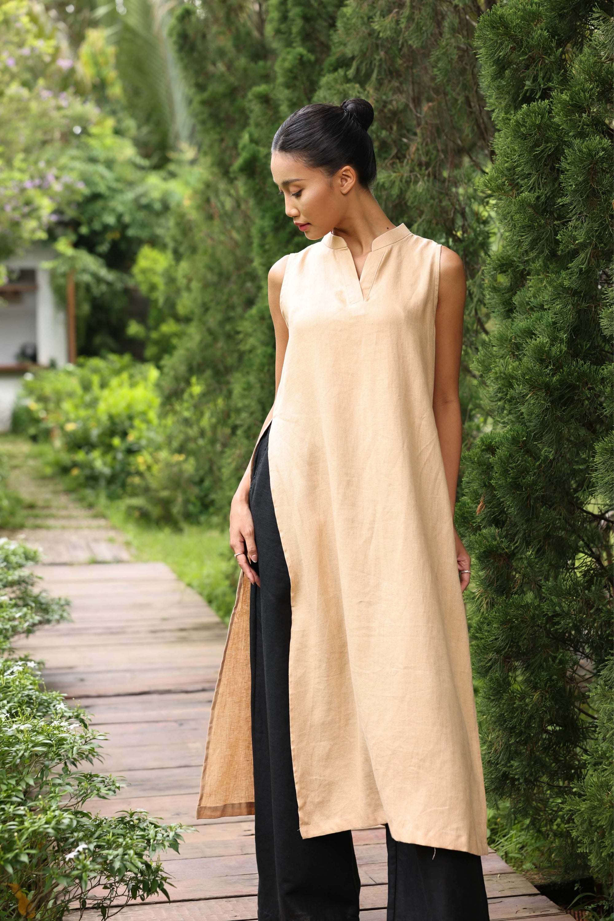 Linen sleeveless Vietnamese tunic