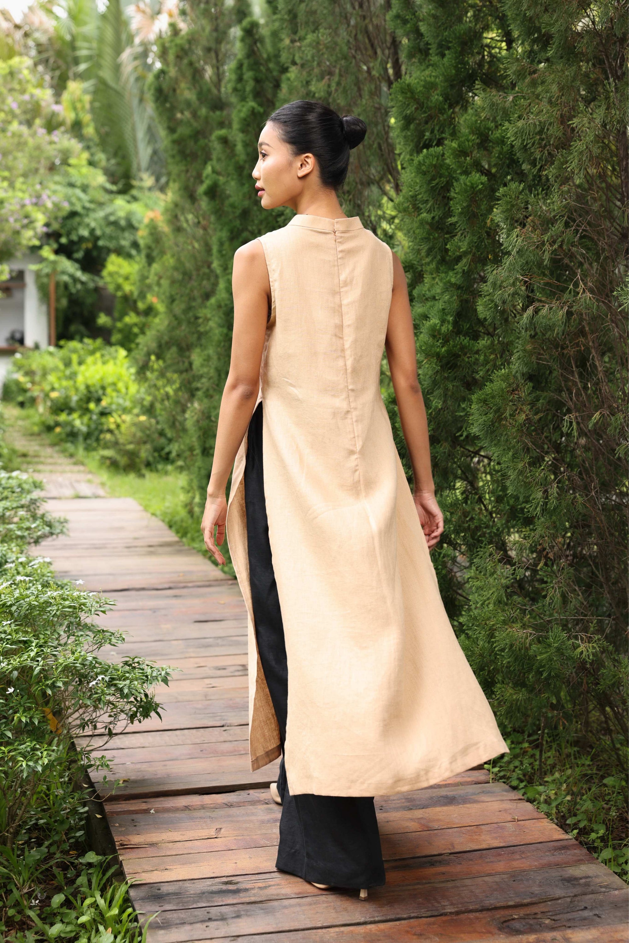 Linen sleeveless Vietnamese tunic
