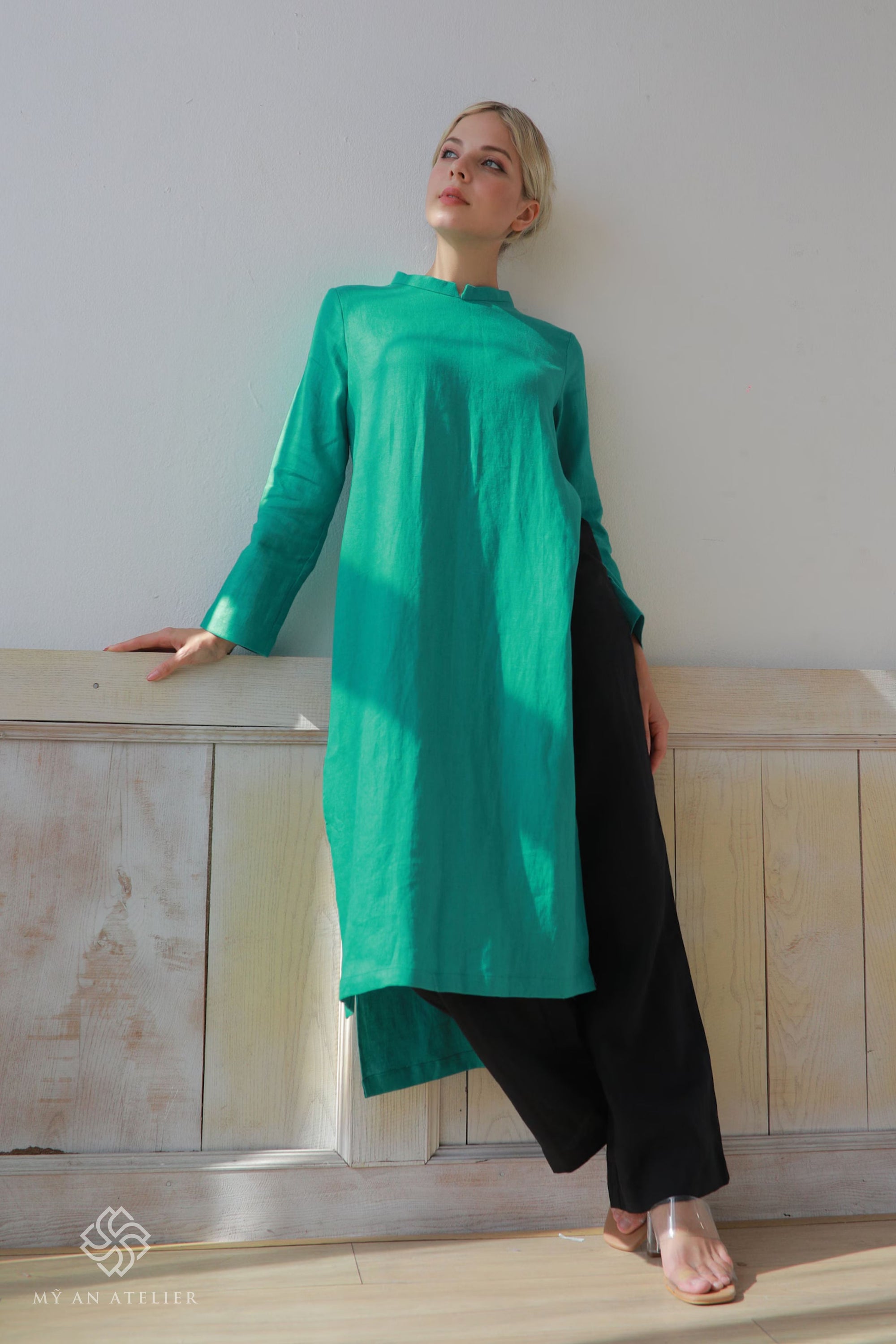 Linen traditional Vietnamese tunic