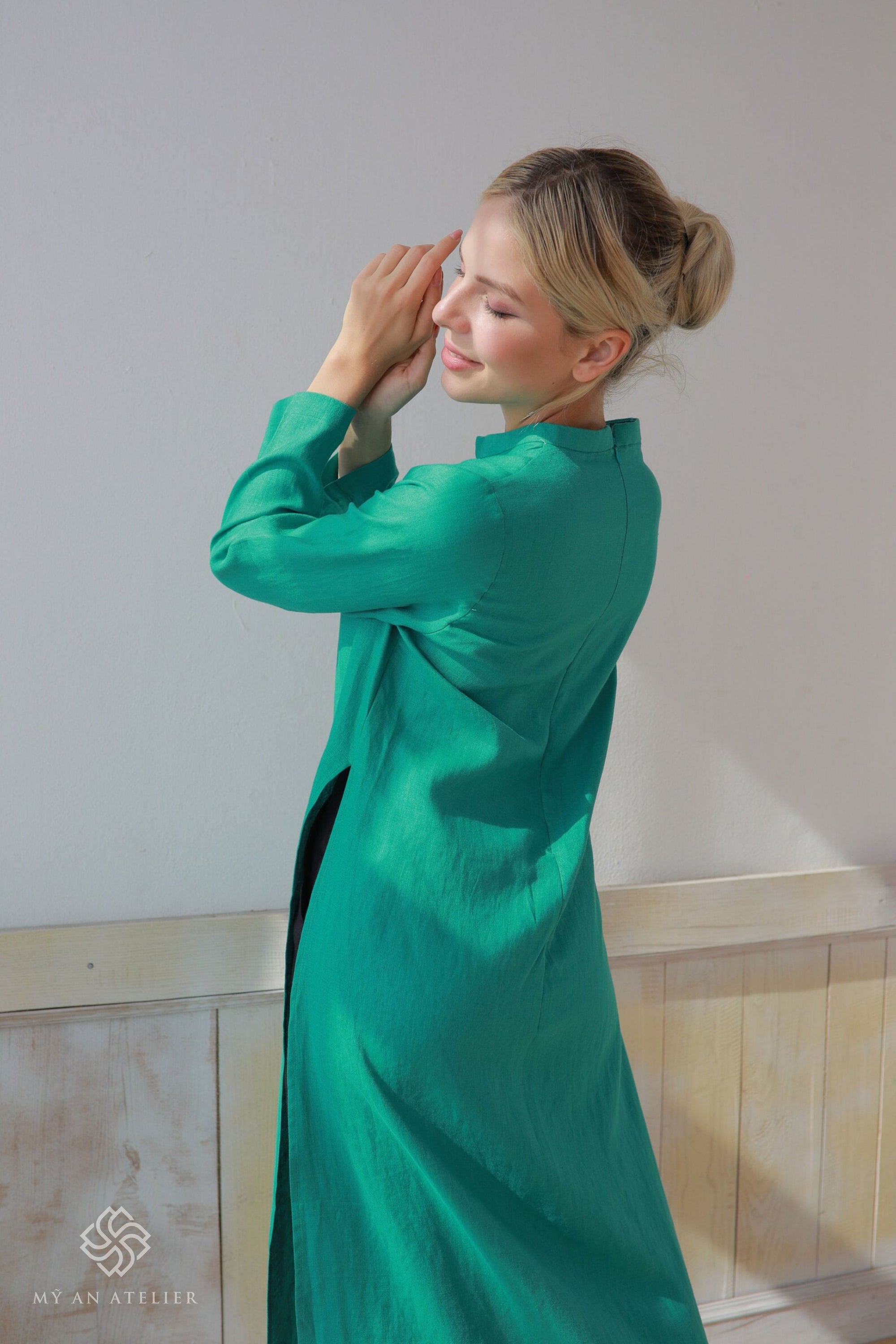 Linen traditional Vietnamese tunic