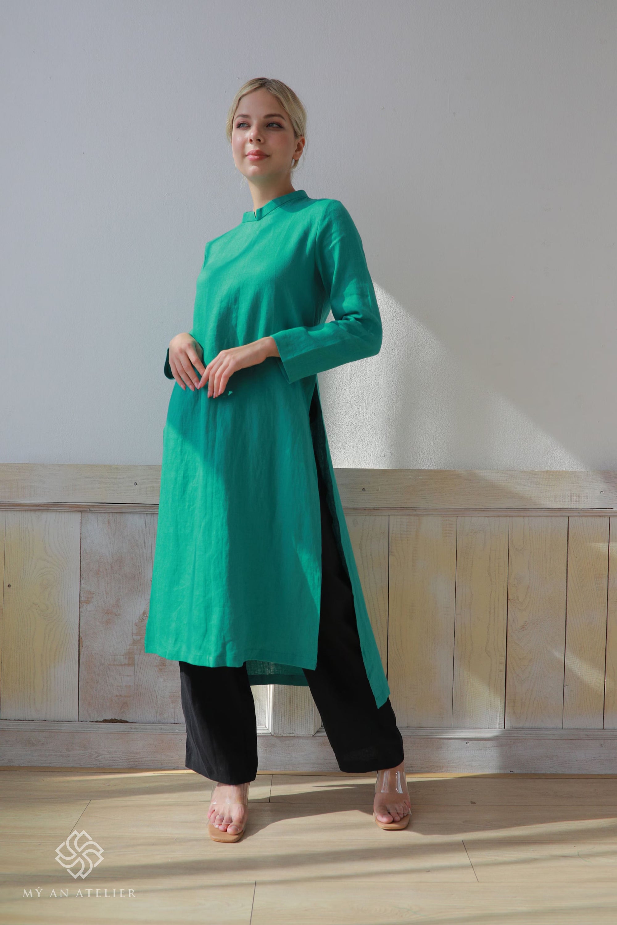 Linen traditional Vietnamese tunic