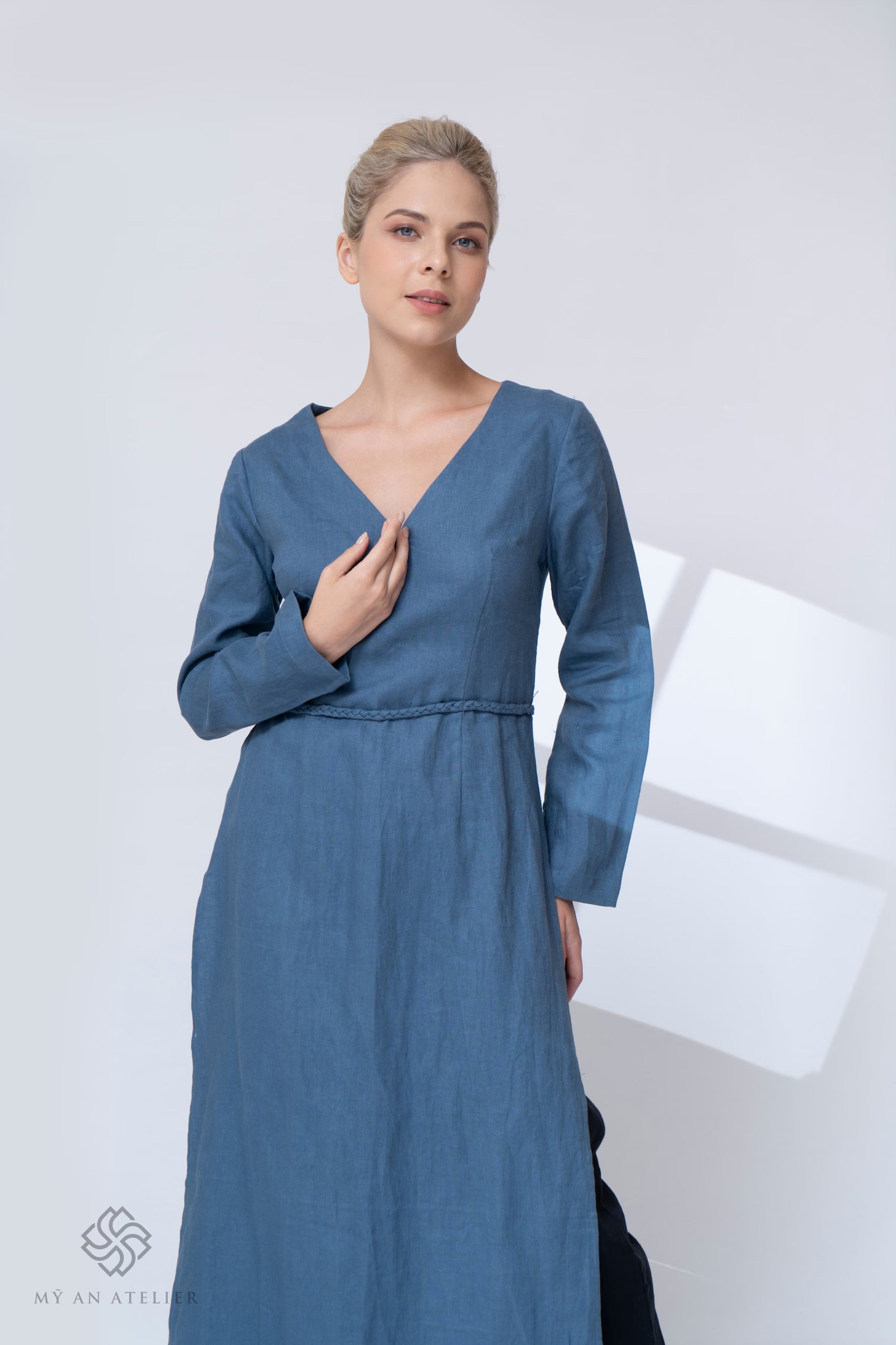 Linen V-neck ao dai tunic