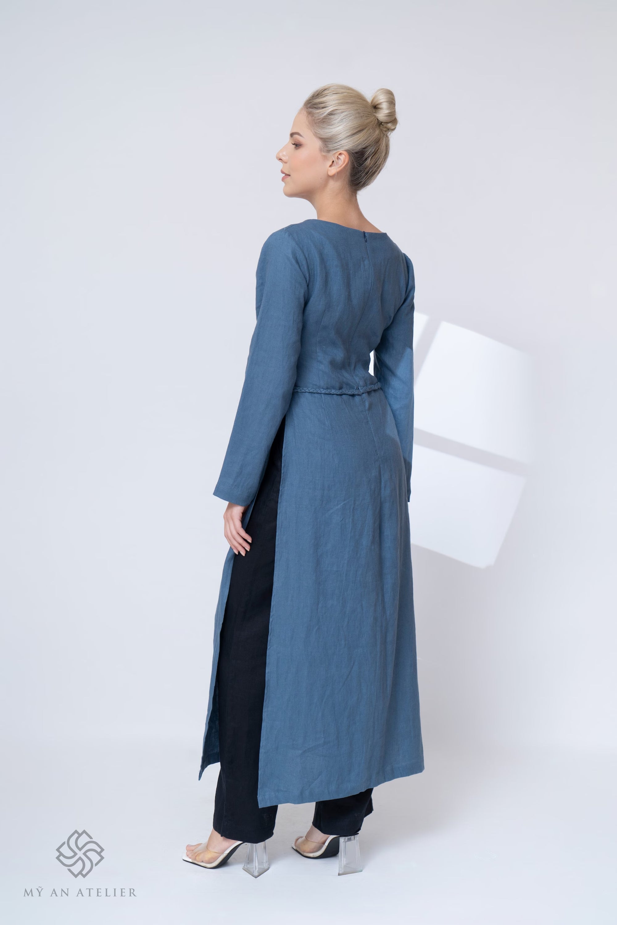 Linen V-neck ao dai tunic