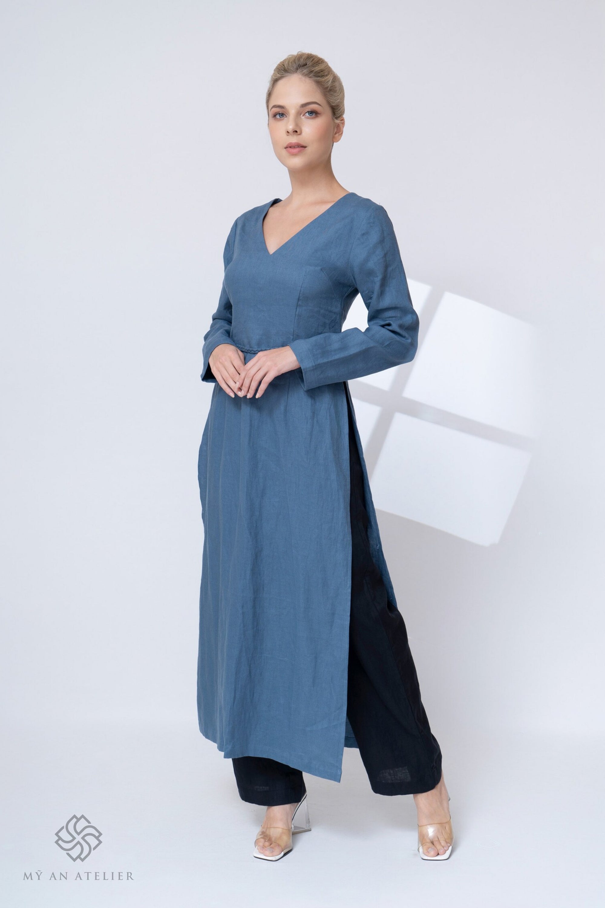 Linen V-neck ao dai tunic