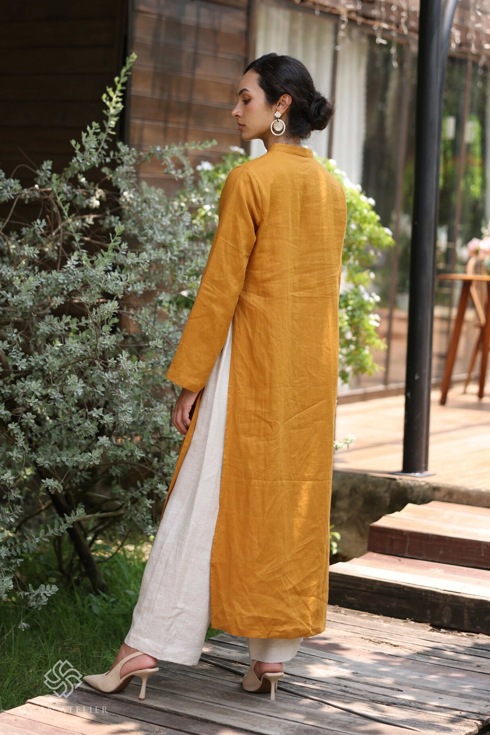 Linen traditional Vietnamese tunic