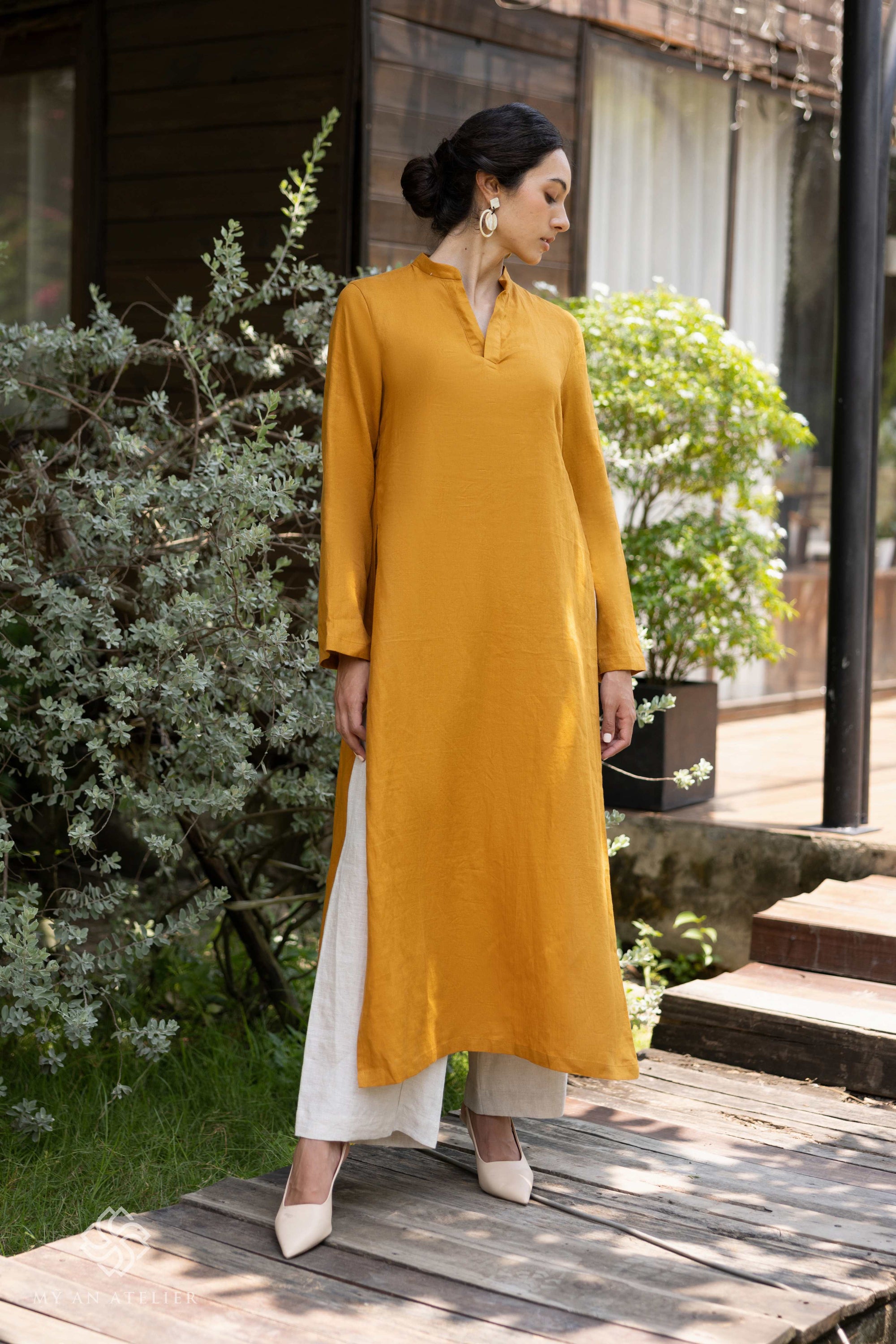 Linen traditional Vietnamese tunic