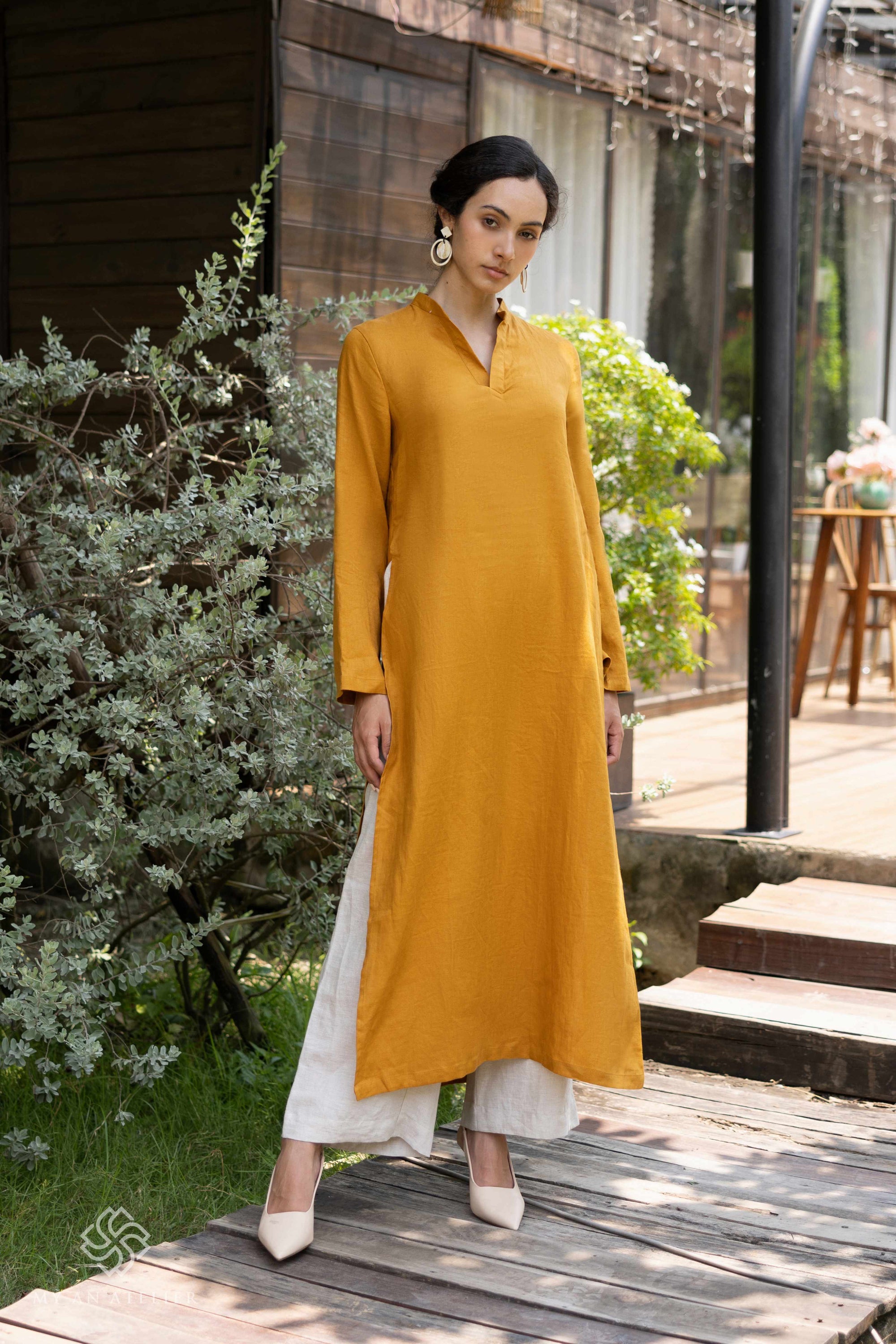 Linen traditional Vietnamese tunic