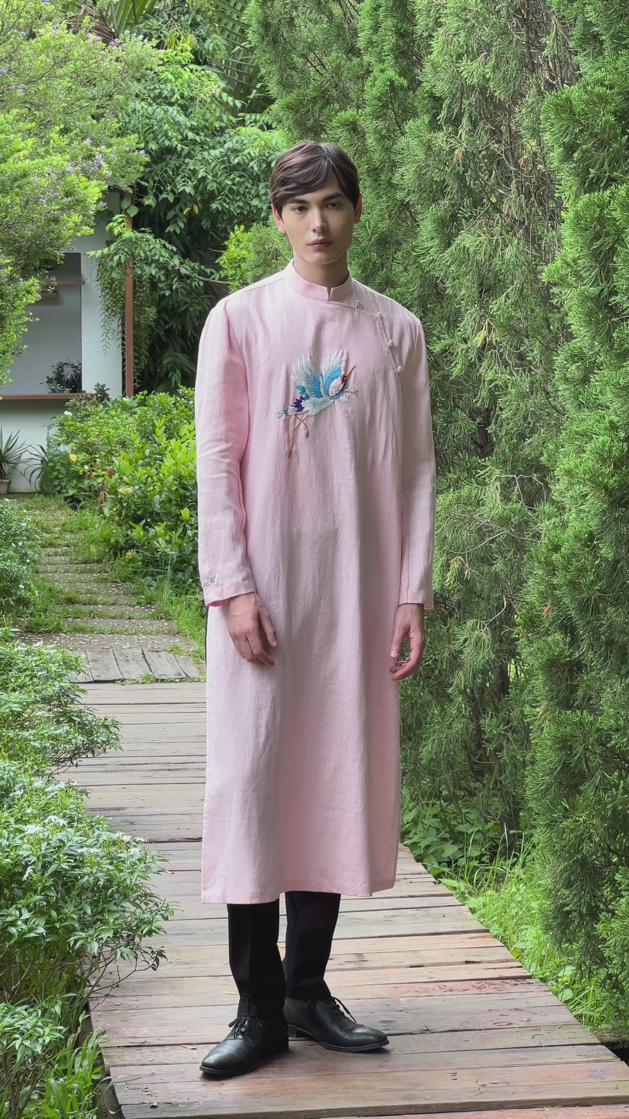 Traditional Vietnamese linen ao dai for men