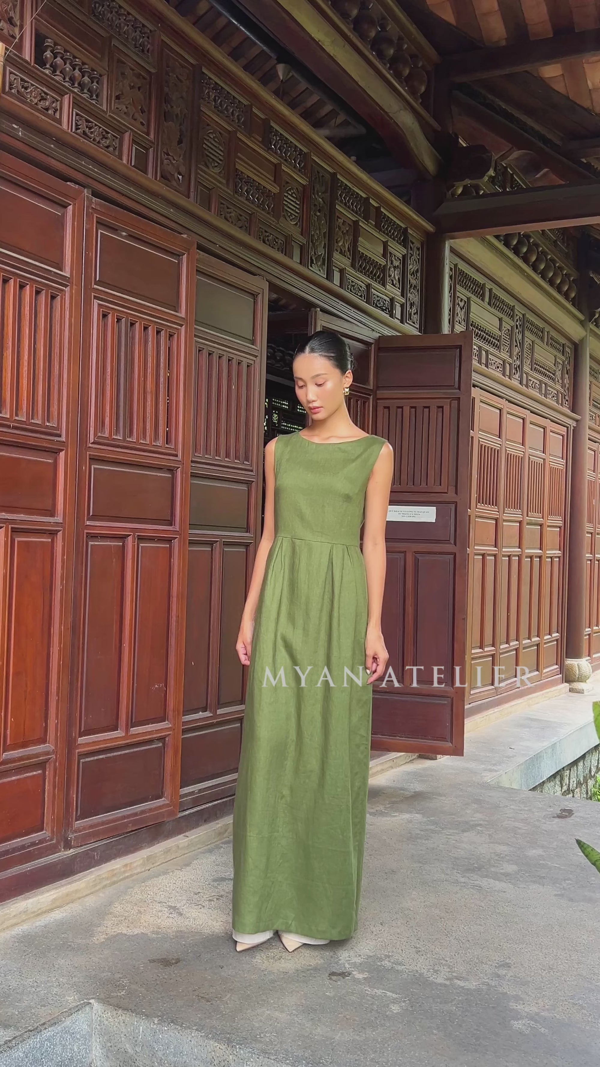 sleeveless Vietnamese national costume