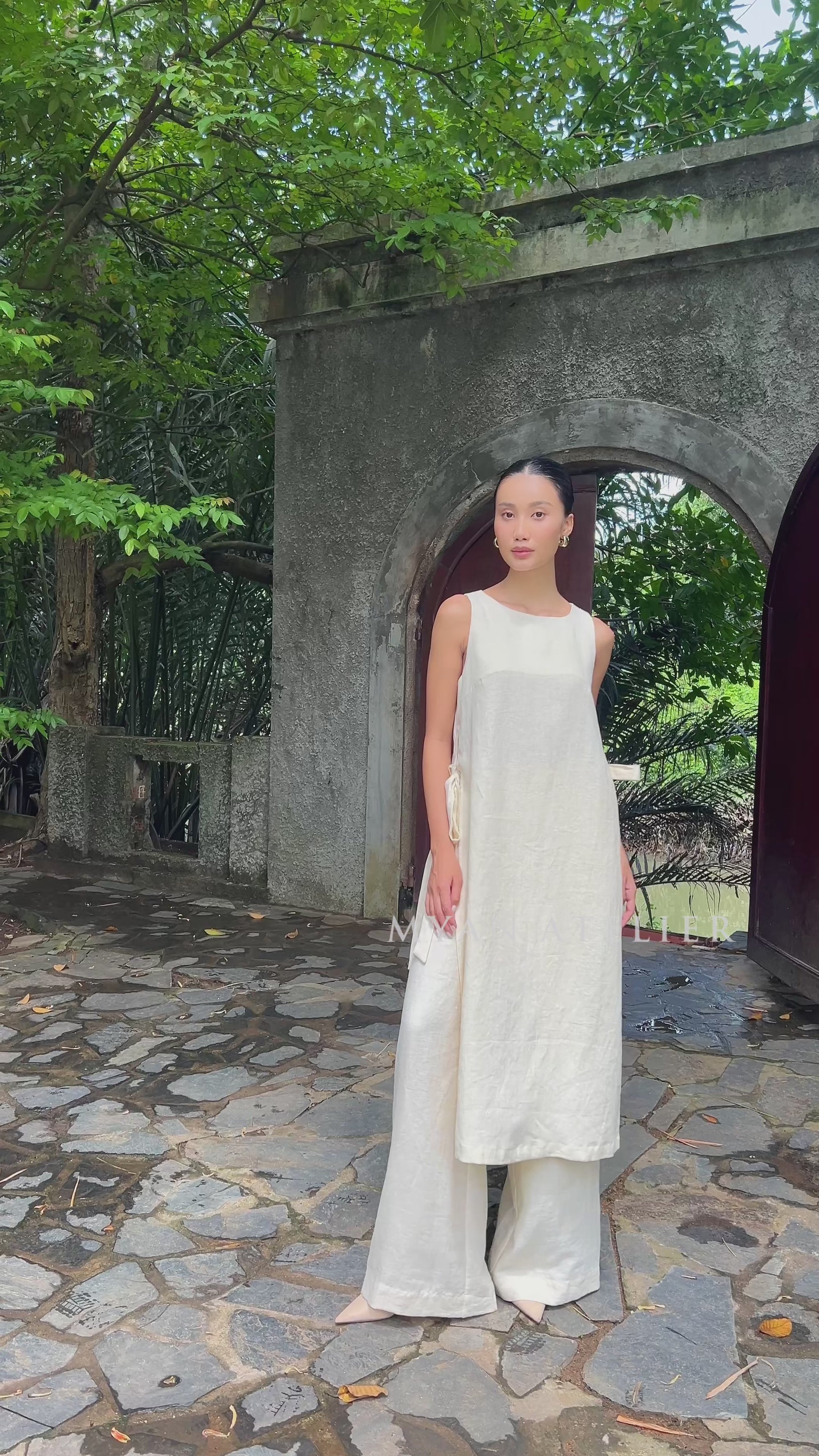sleeveless Vietnamese linen ao dai