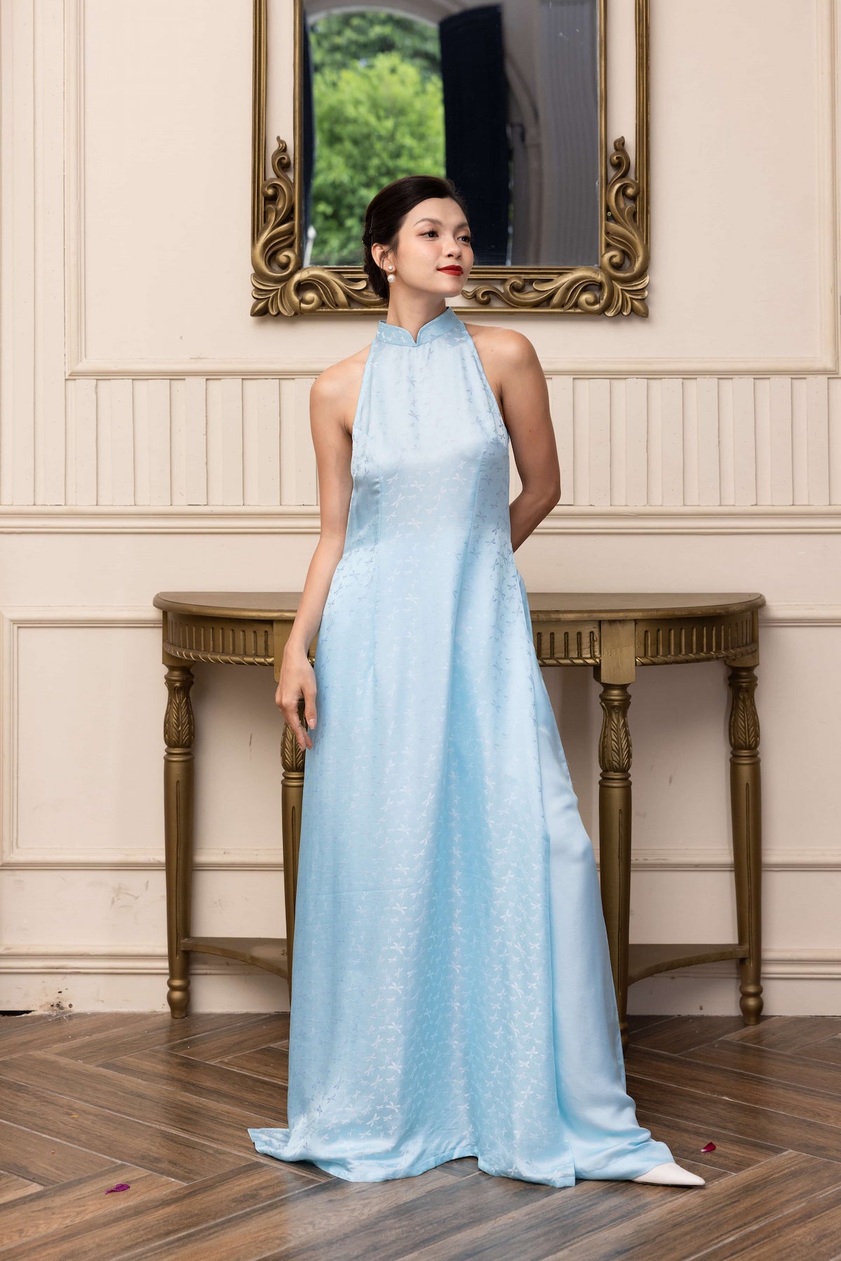 sleeveless Vietnamese silk ao dai