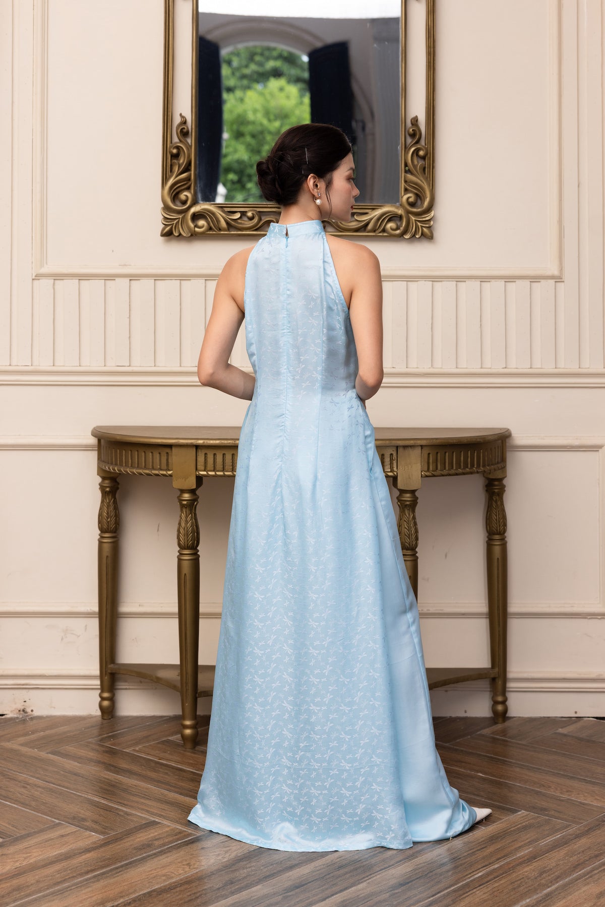 
sleeveless Vietnamese silk ao dai
