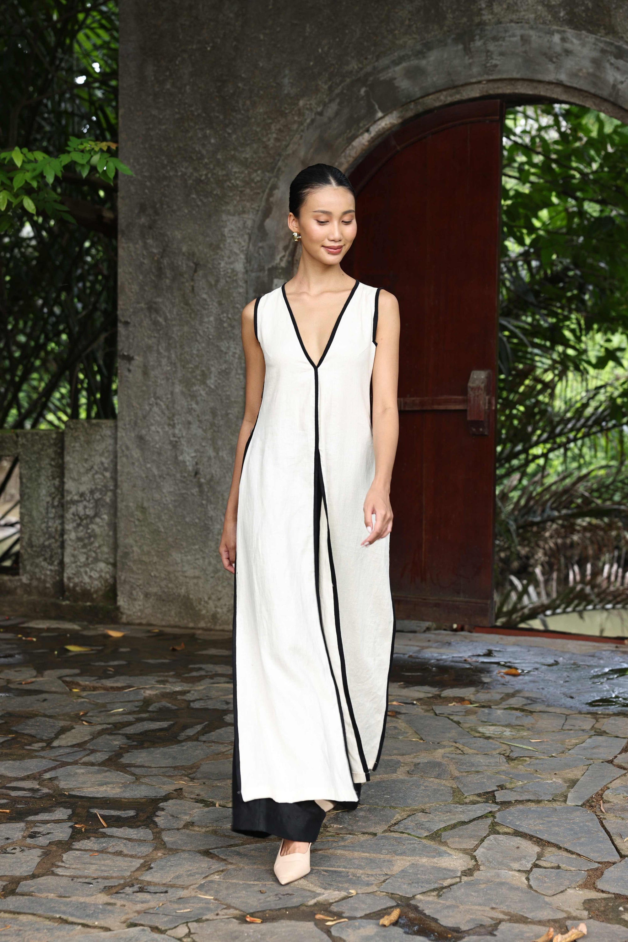 sleeveless linen Vietnamese national dress