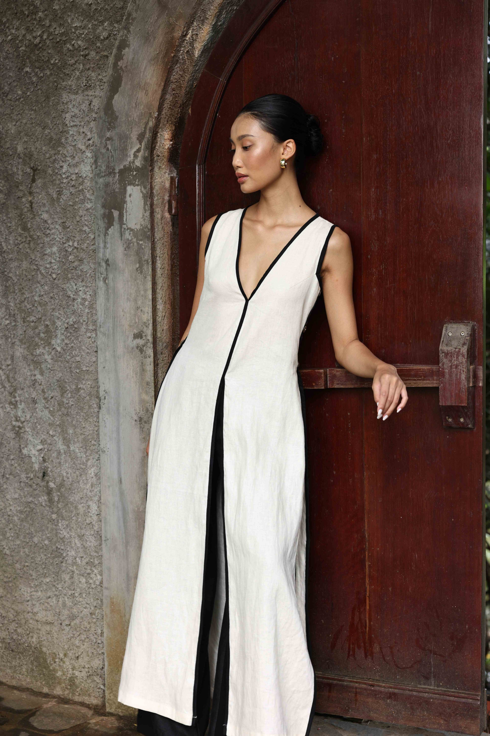 sleeveless linen Vietnamese national dress