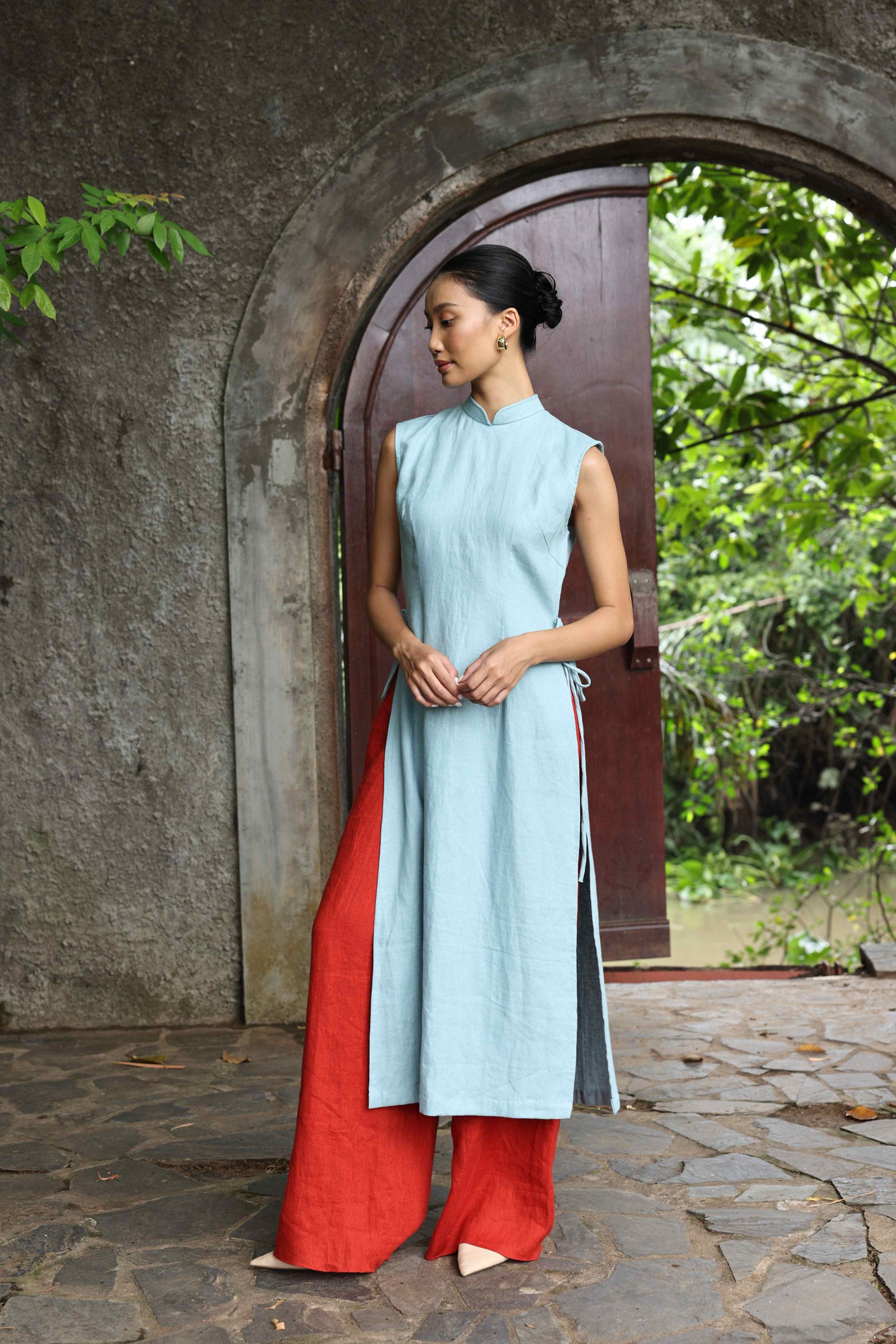 sleeveless traditional Vietnamese dress 