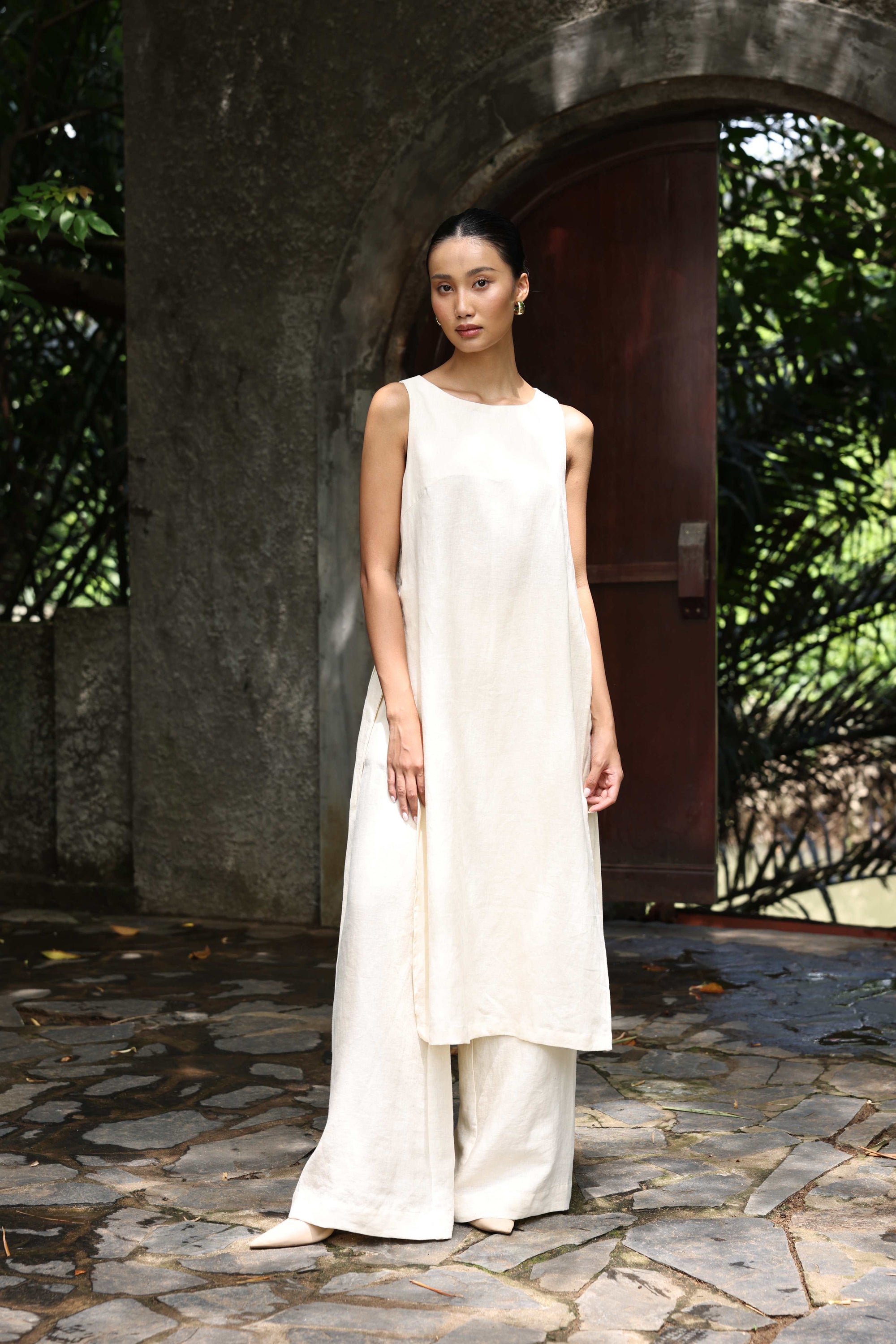 sleeveless Vietnamese linen ao dai