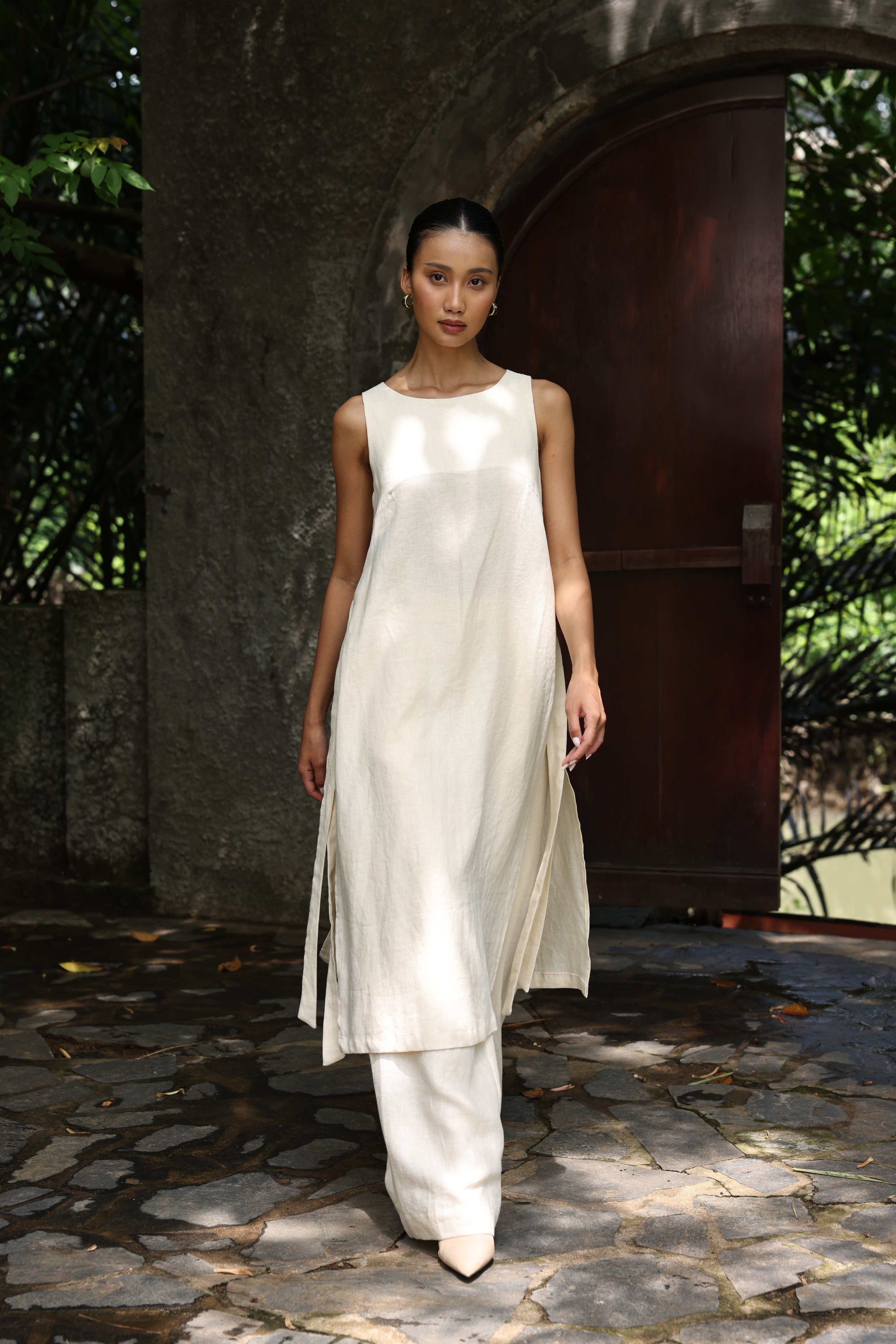 sleeveless Vietnamese linen ao dai