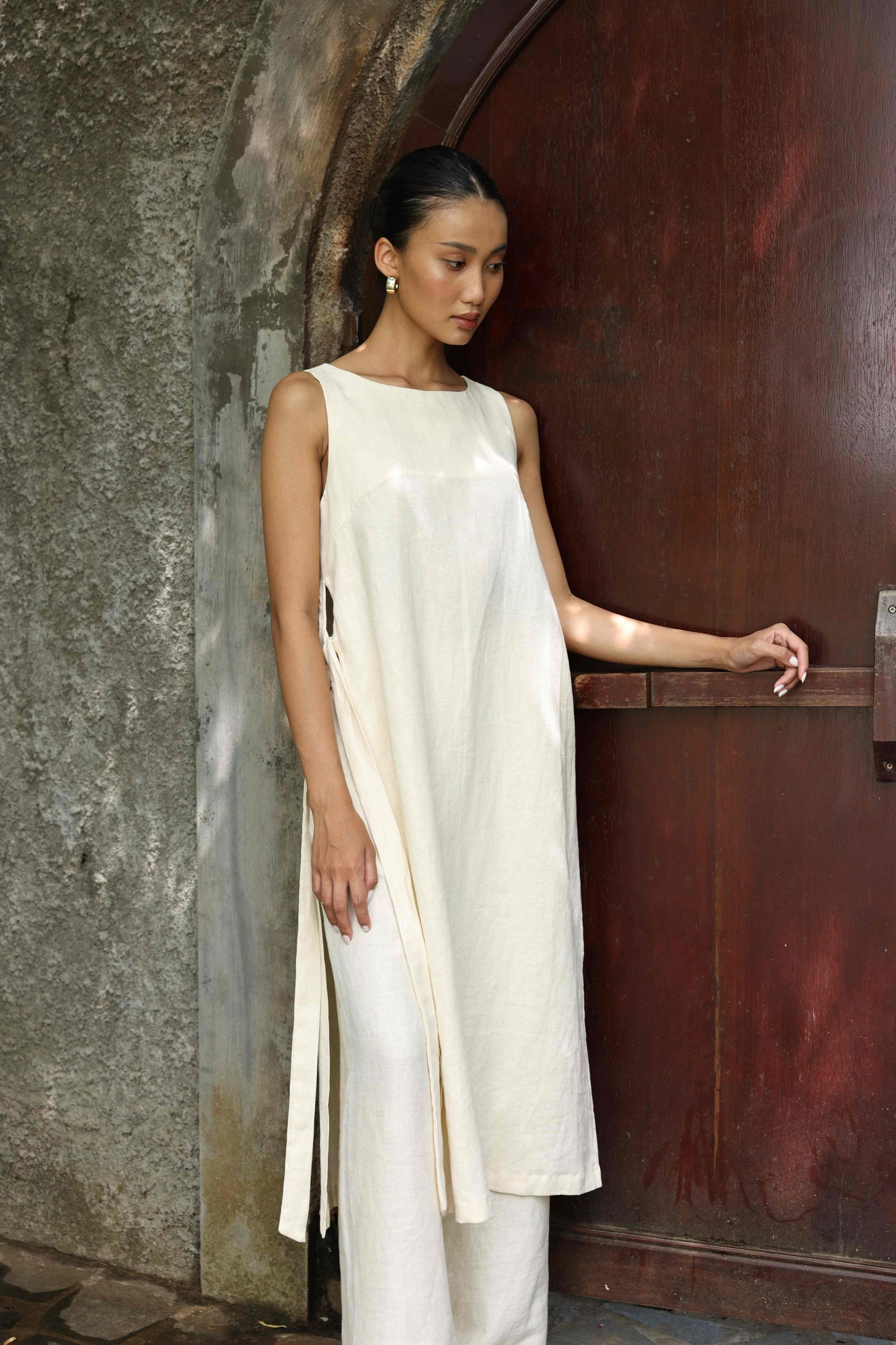 sleeveless Vietnamese linen ao dai