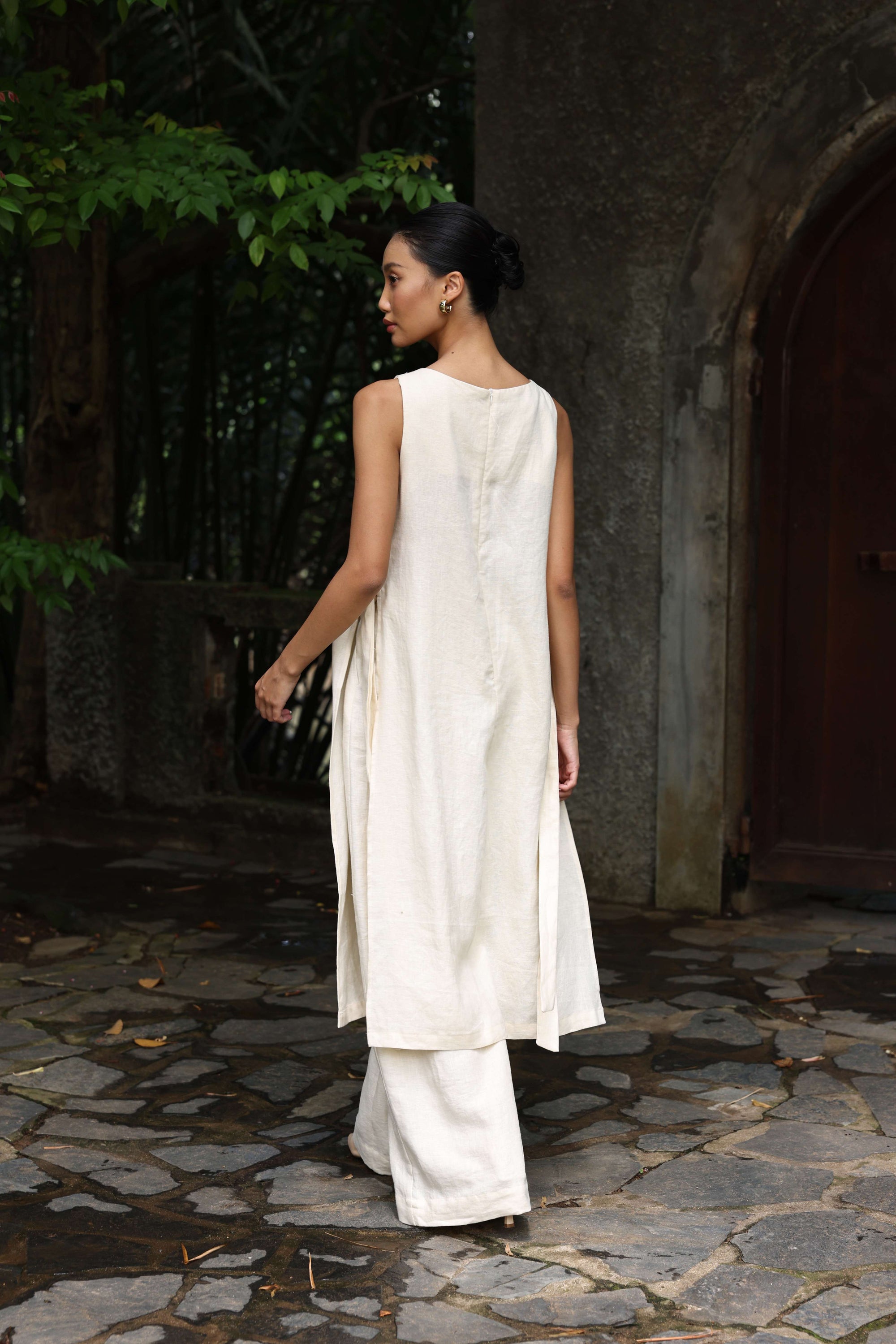 sleeveless Vietnamese linen ao dai
