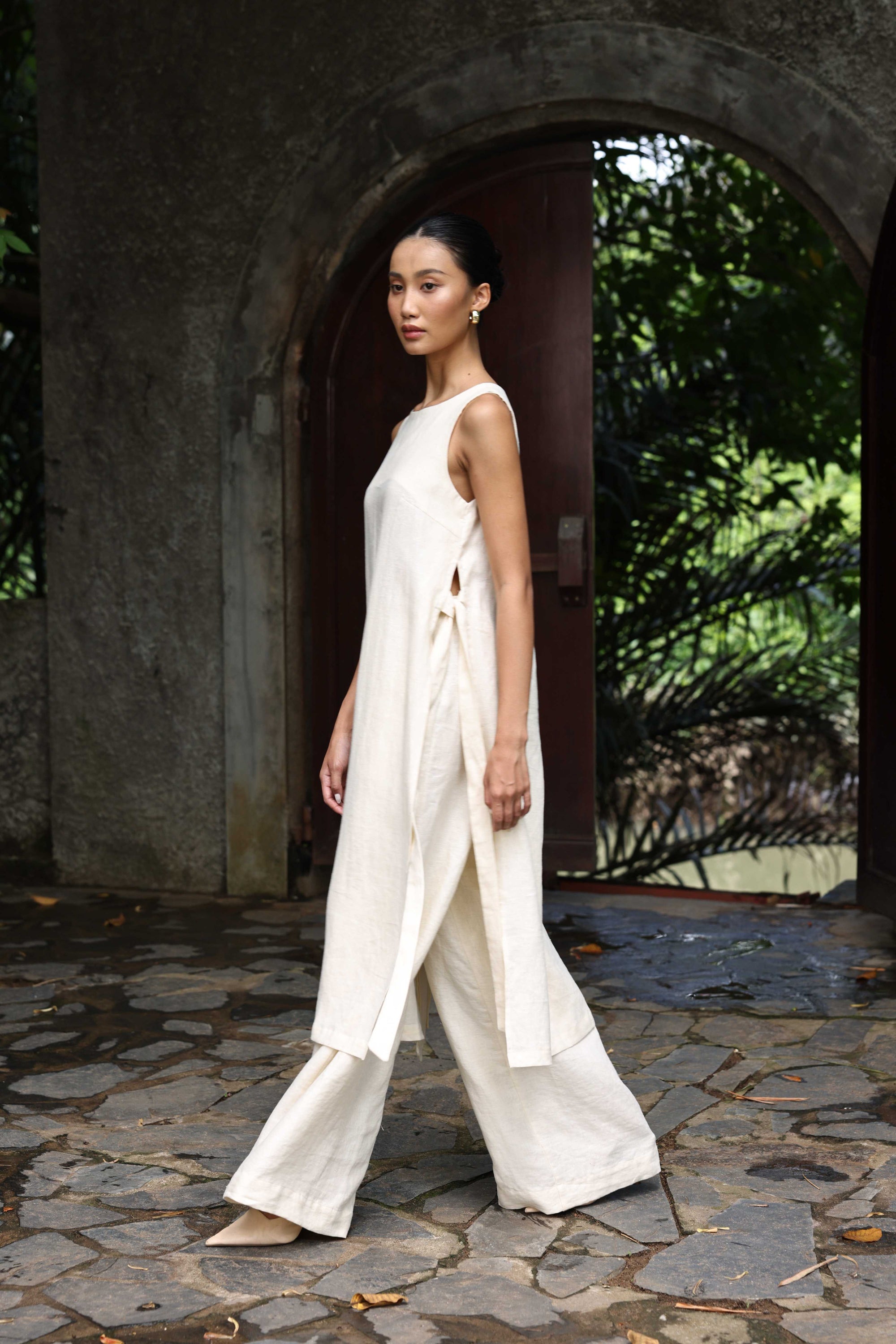 sleeveless Vietnamese linen ao dai