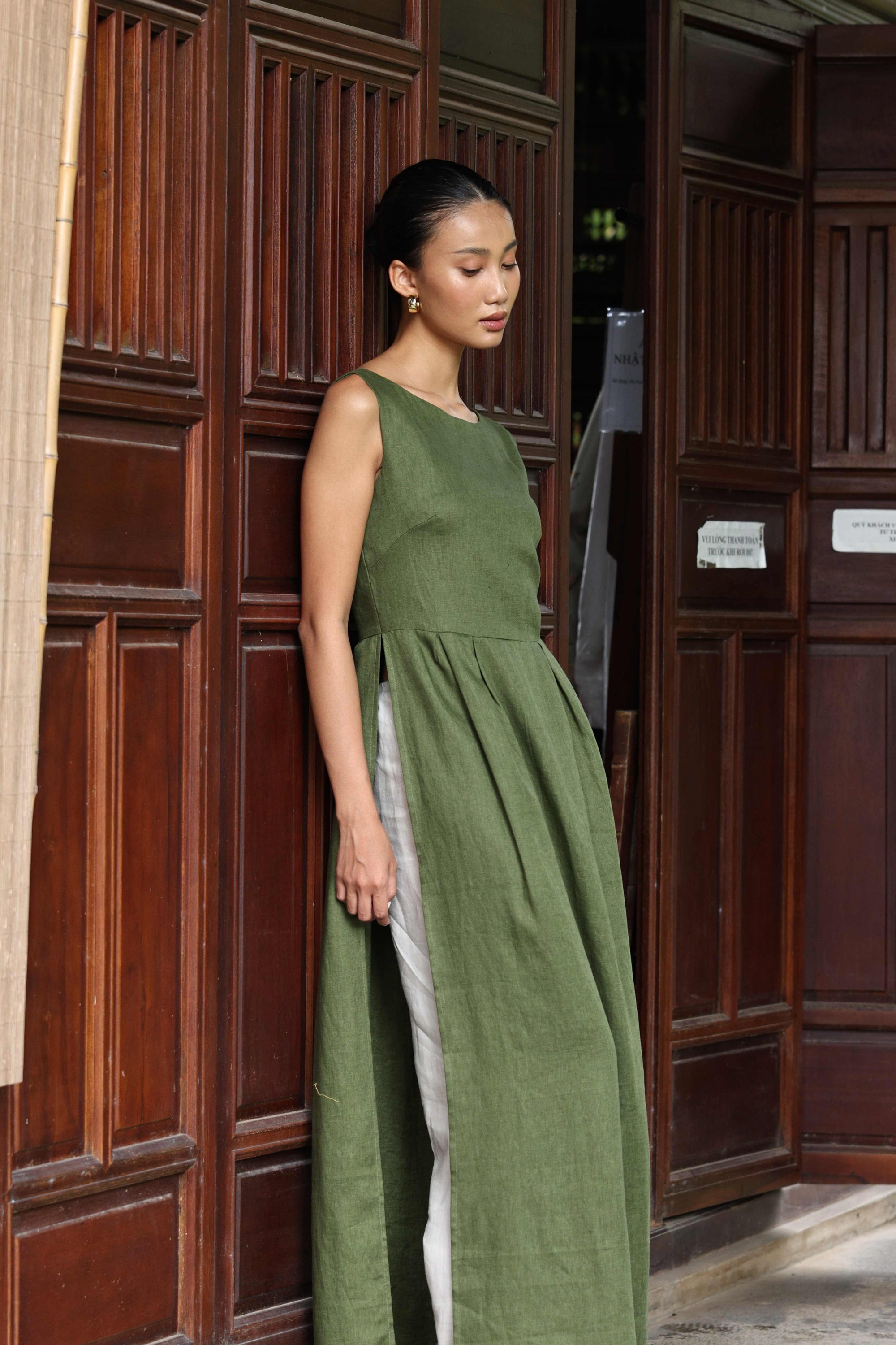sleeveless Vietnamese national costume