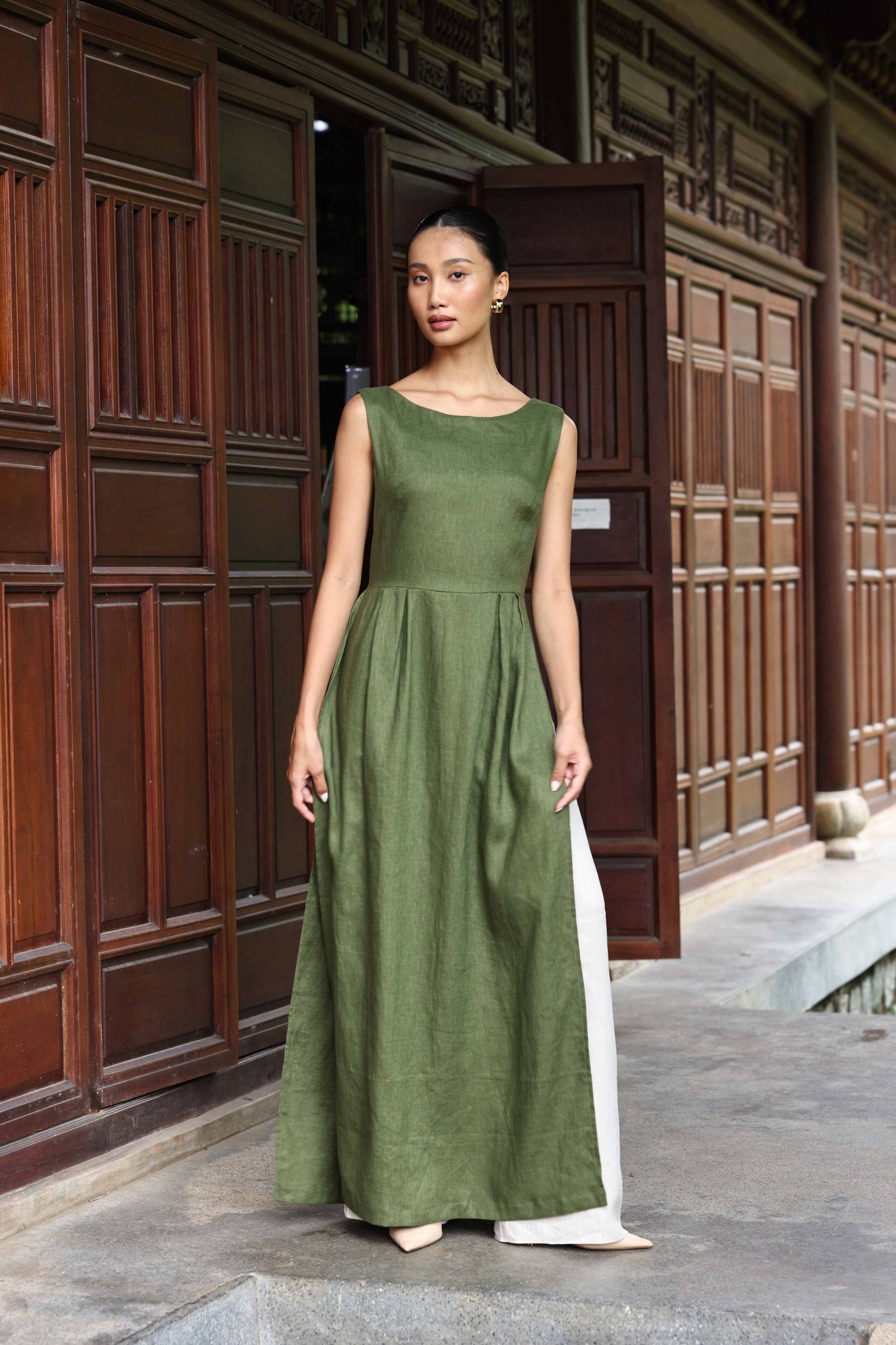 sleeveless Vietnamese national costume