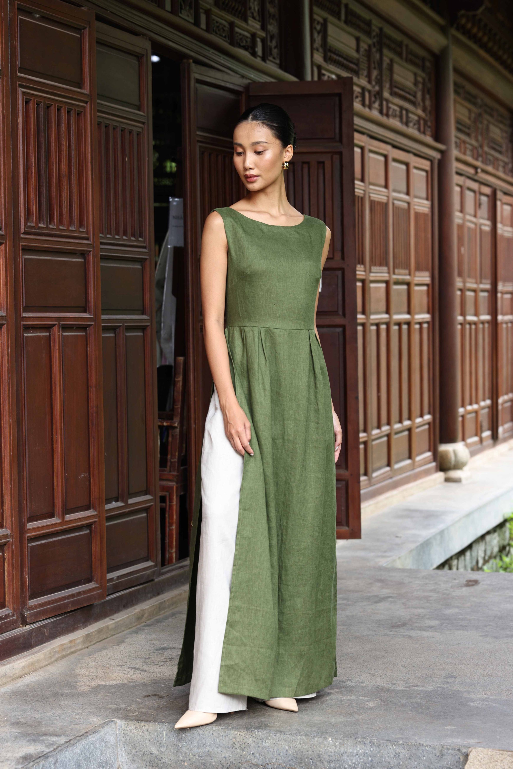 sleeveless Vietnamese national costume