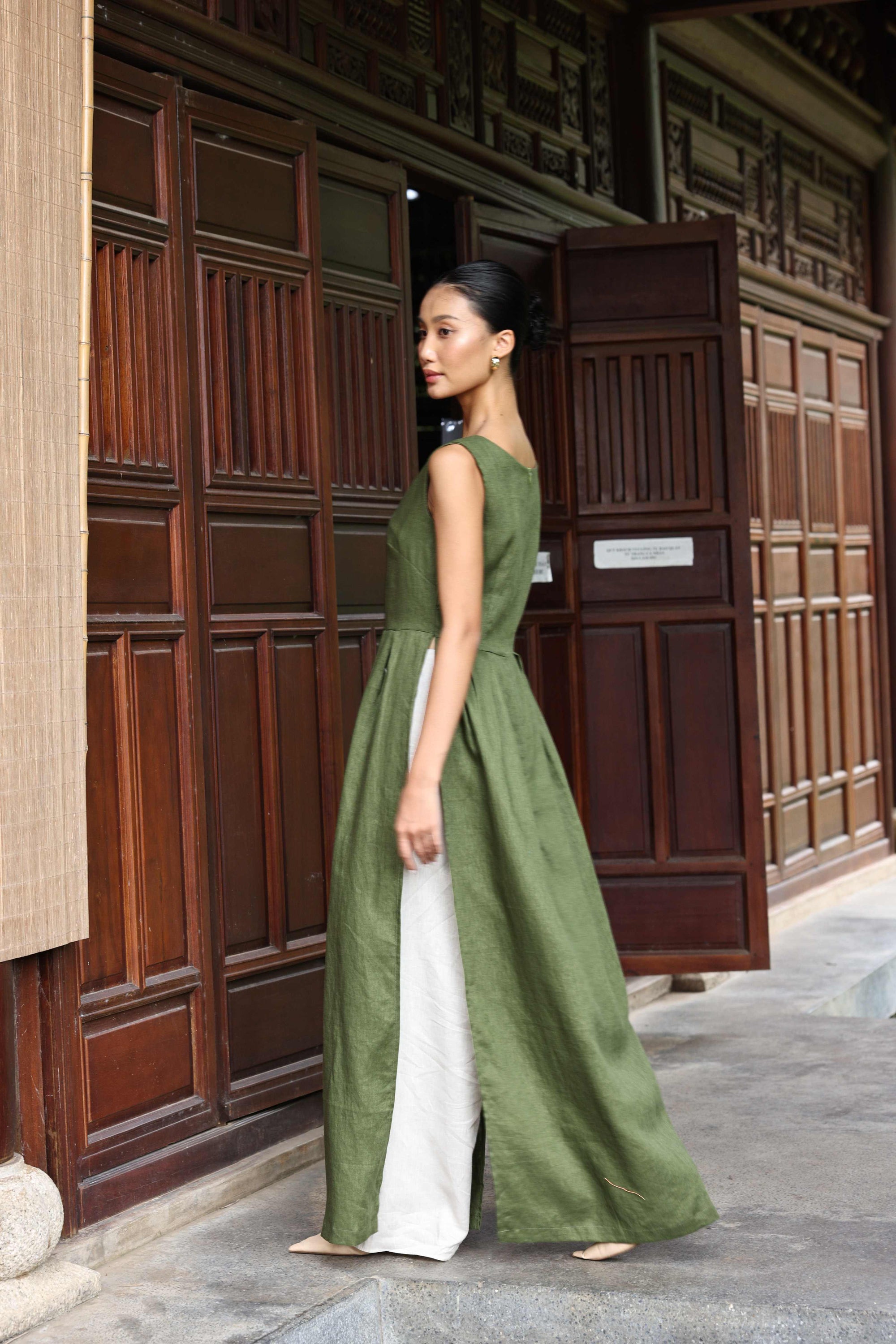 sleeveless Vietnamese national costume