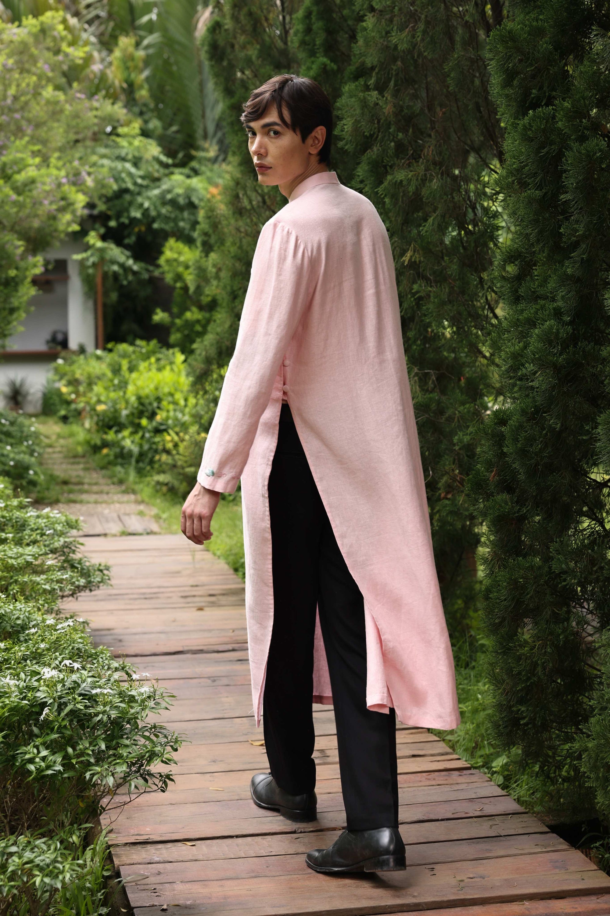 Traditional Vietnamese linen ao dai for men