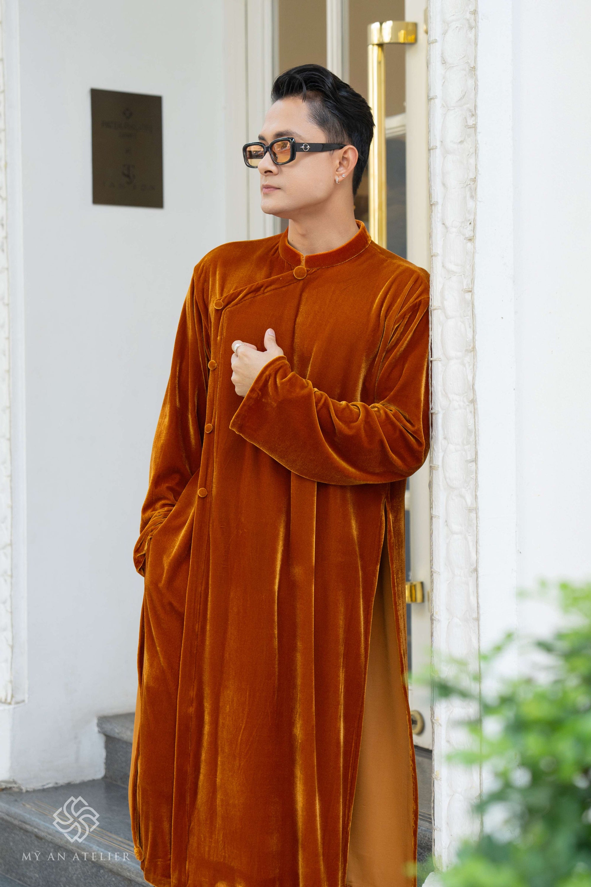 Velvet modern men ao dai