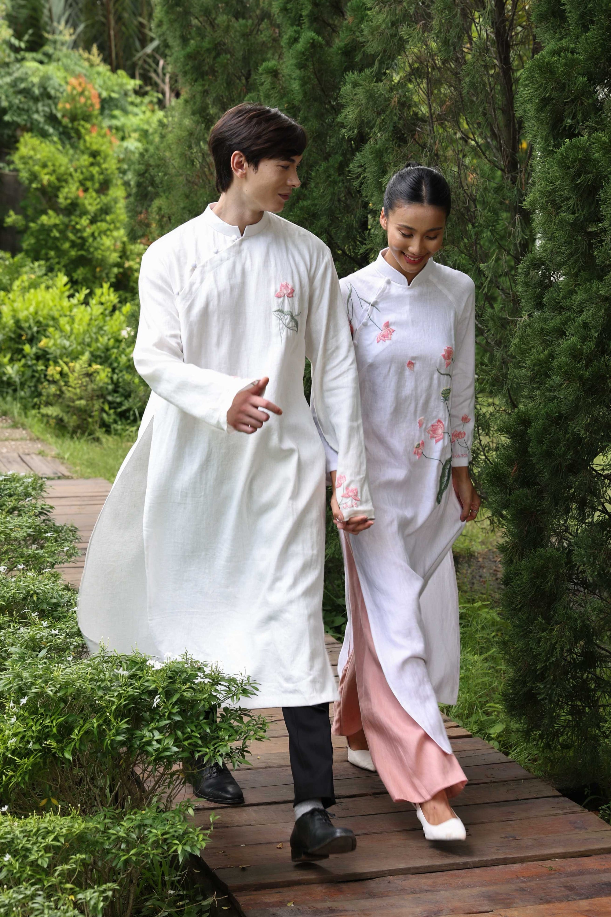 Vietnamese couple wedding ao dai